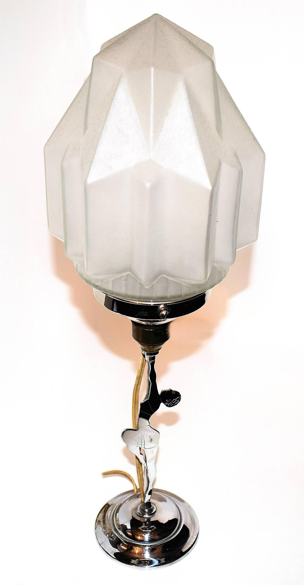 Art déco Lampe de table Art Déco en forme de femme en chrome en vente