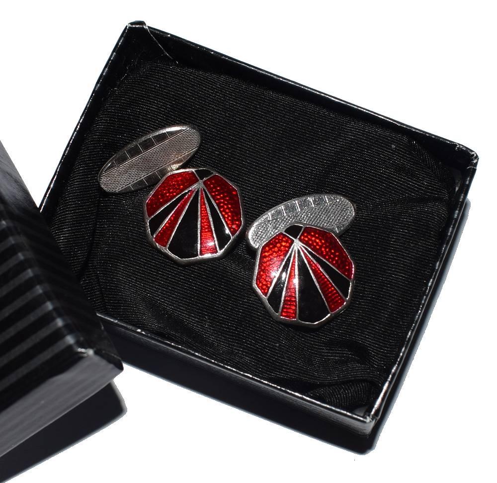 For your consideration is this fabulous pair of English Art Deco cufflinks in silver and enamel. Great styling and color, can't be confused with any other era can they. Condition is great with little to no wear at all. Ideal for any dapper gentleman.
