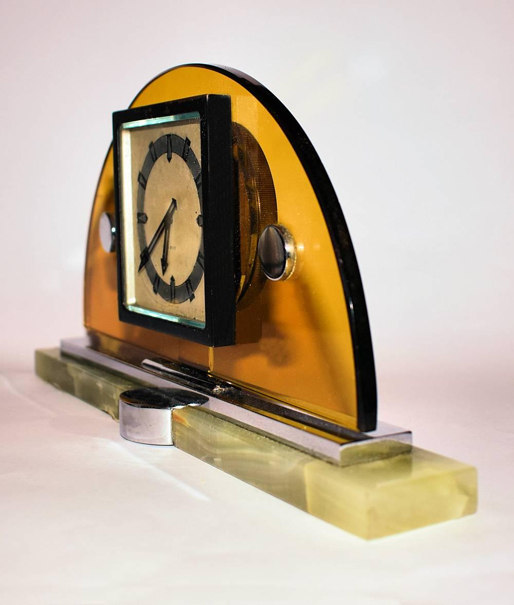Pendule de cheminée Art déco moderniste suisse de huit jours, de fabrication suisse Bon état - En vente à Devon, England