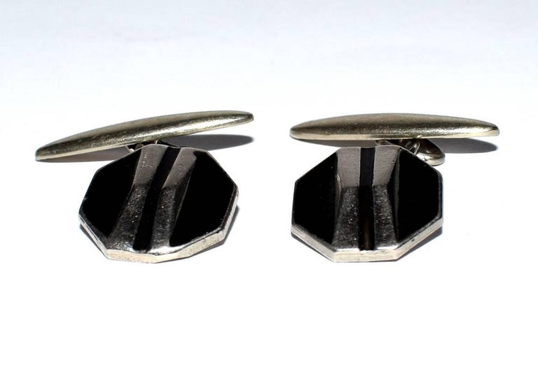 Fabulous pair of matching Art Deco men’s cufflinks with a great geometric pattern. Silver toned metal with black enamel decoration. Condition is very good.
