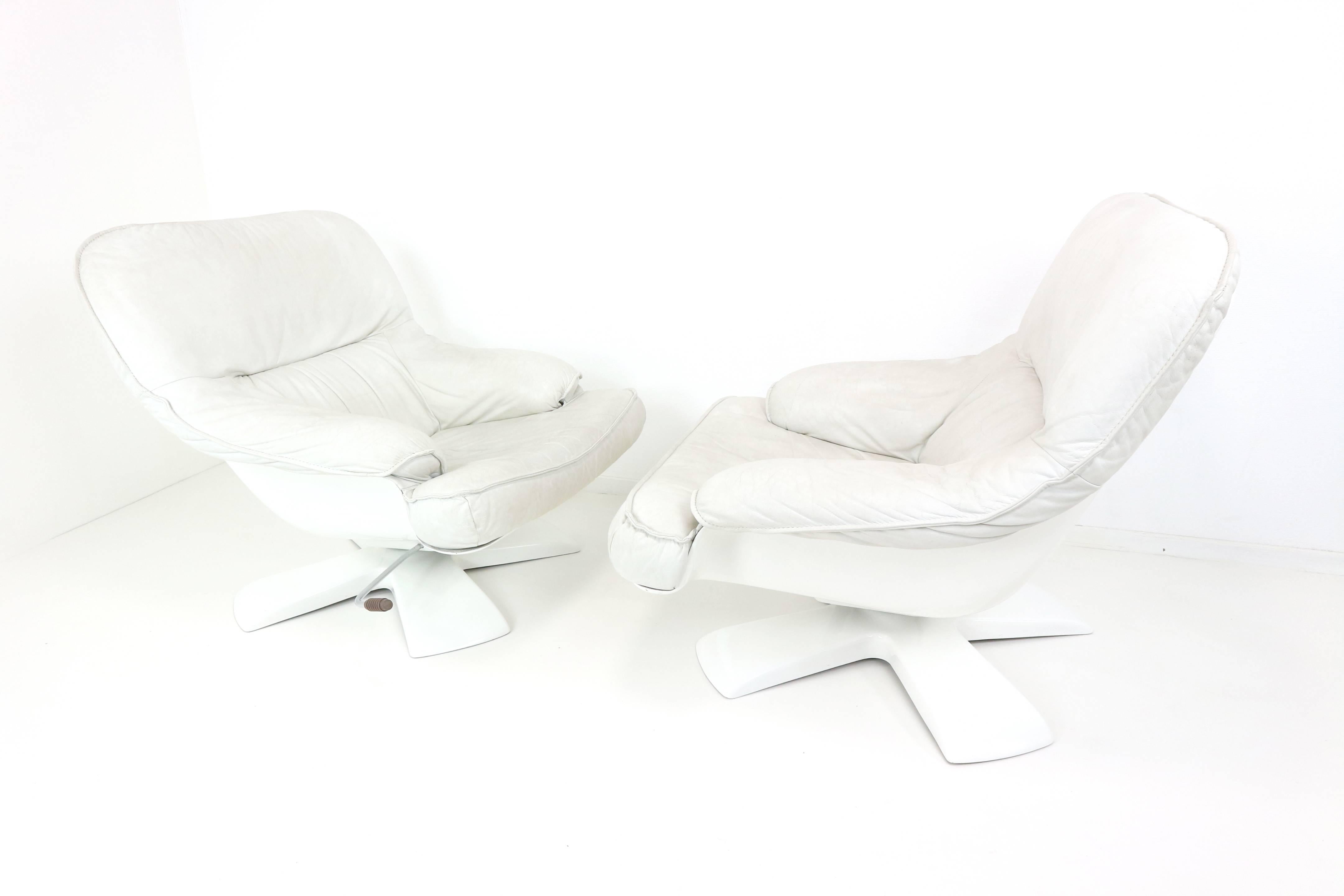 This futuristic swivel lounge chair are made in the style of designer Yrjo¨ Kukkapuro. The seating is real leather in white and the body consist of fiberglass.

We ship worldwide, do not hesitate to contact us. We inform you about the best price