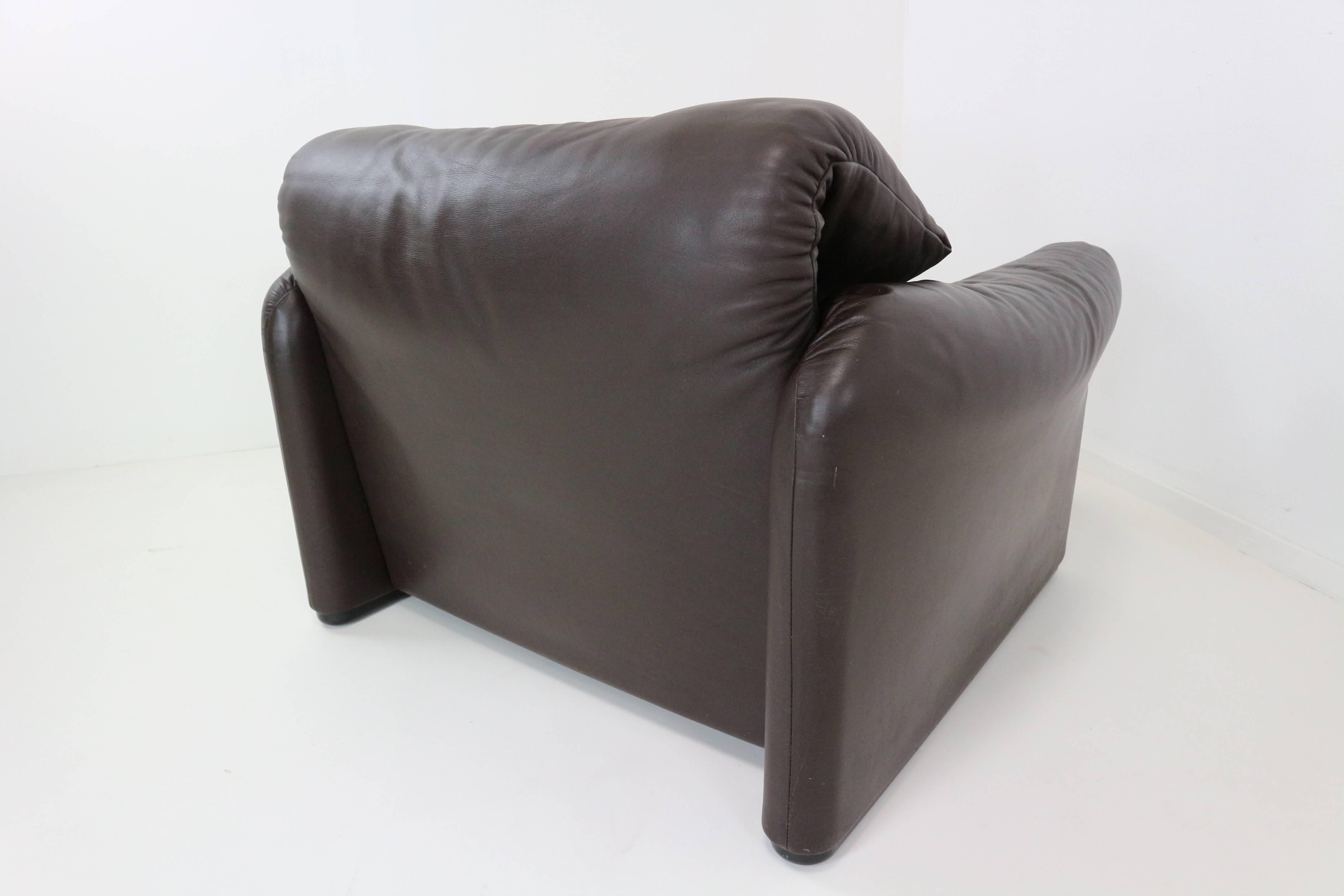 Adjustable lounge chair in real dark brown leather. Choose between a high or low back height and fold the arms to desired width. Also available as a set, we have two lounge chairs in stock.

We ship worldwide, do not hesitate to contact us. We