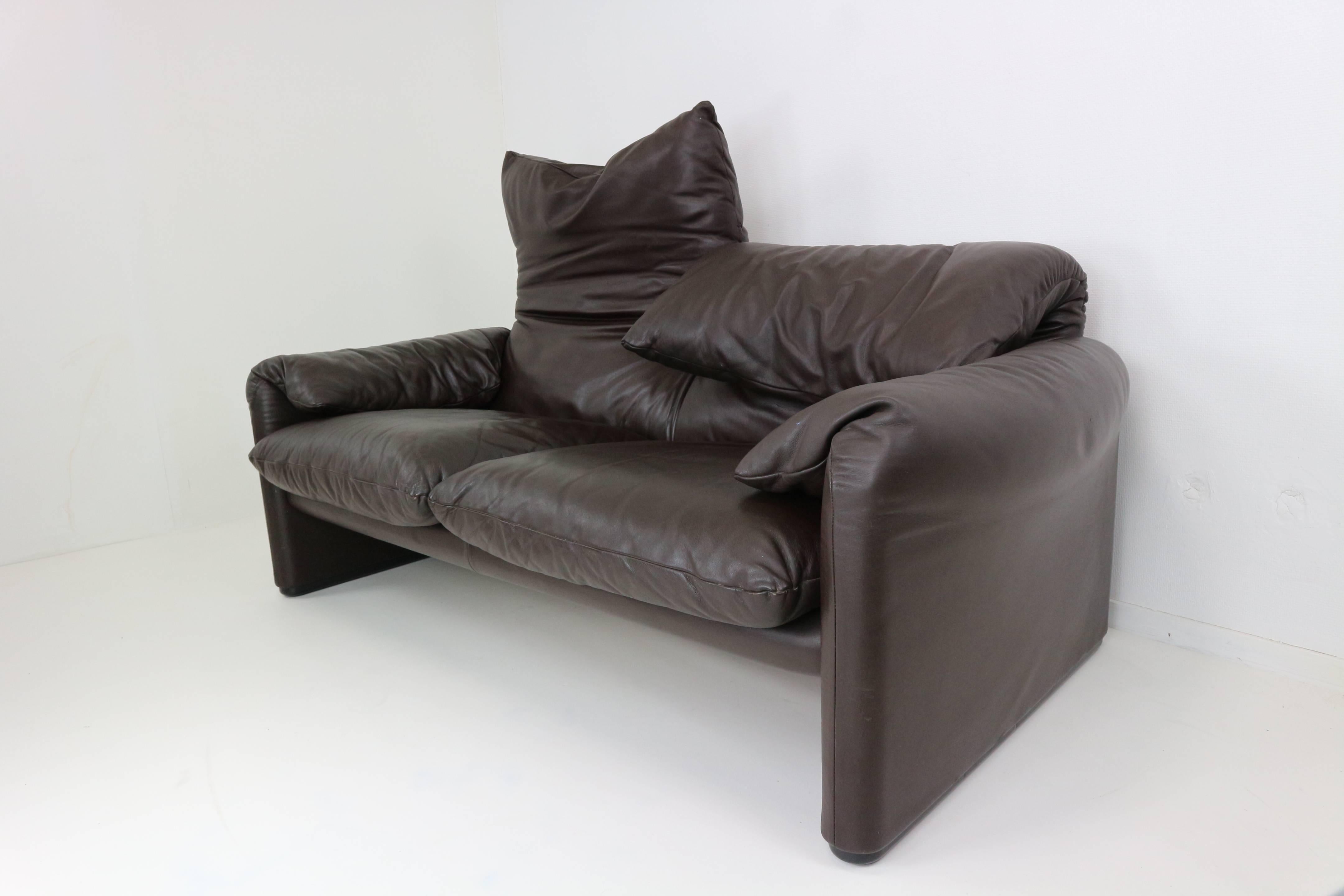 Adjustable sofa in real dark brown leather. Choose between a high or low back height and fold the arms to desired width. Also available as a set, we have two sofa's in stock.

We ship worldwide, do not hesitate to contact us. We inform you about the