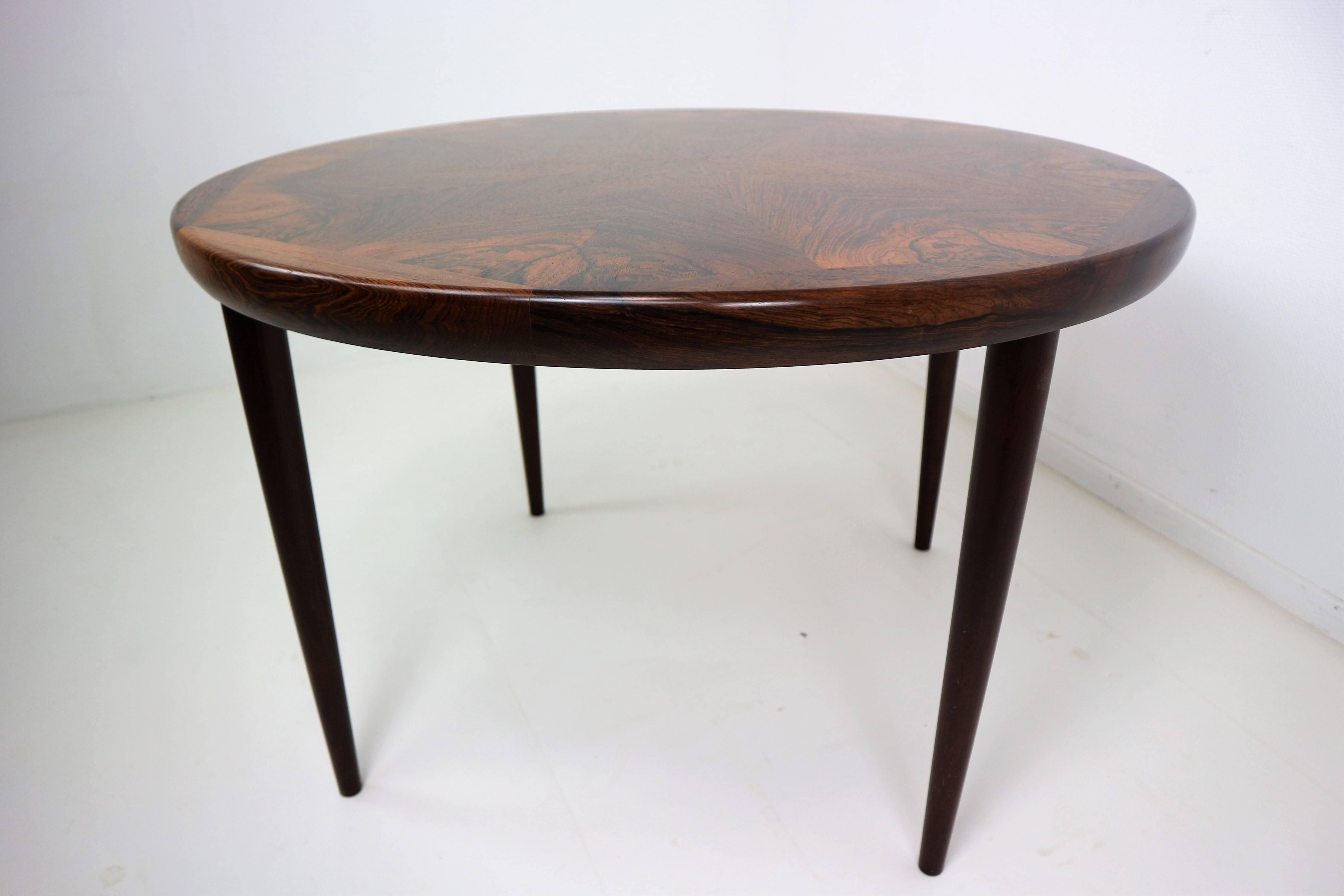 Beautiful round rosewood coffee-table designed in Denmark by VV Mobler Spottrup in the 1970s. Market and numbered by the maker. You can unscrew the feet for moving.

We ship worldwide, do not hesitate to contact us. We inform you about the best