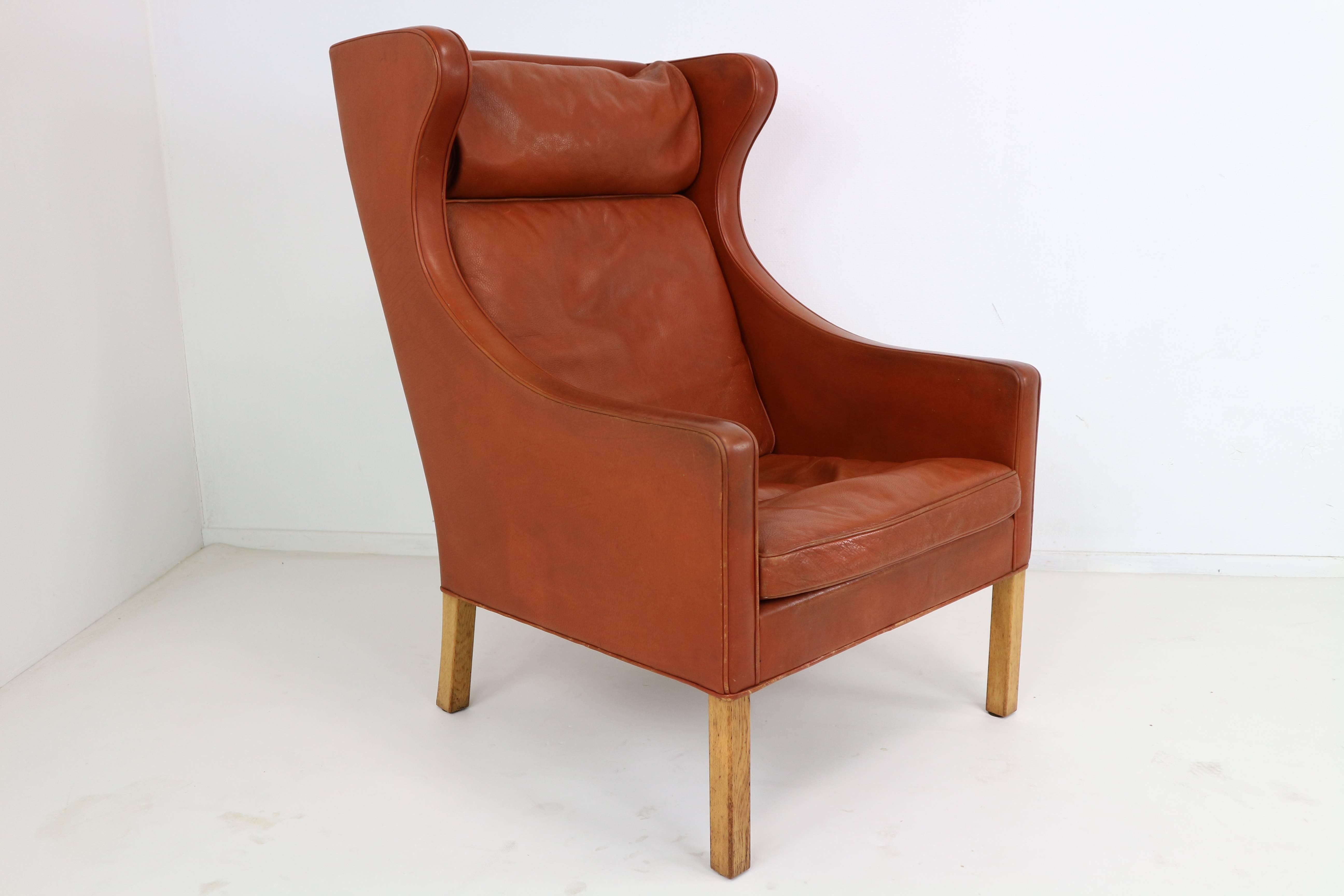 Model 2204. Designed in 1963, this simple yet stately design draws on the curved and arched elements of Kaare Klint’s sofas from the 1920s. The understated and elegant curvaceous design is effective in making the sitter enclosed by the wings and the