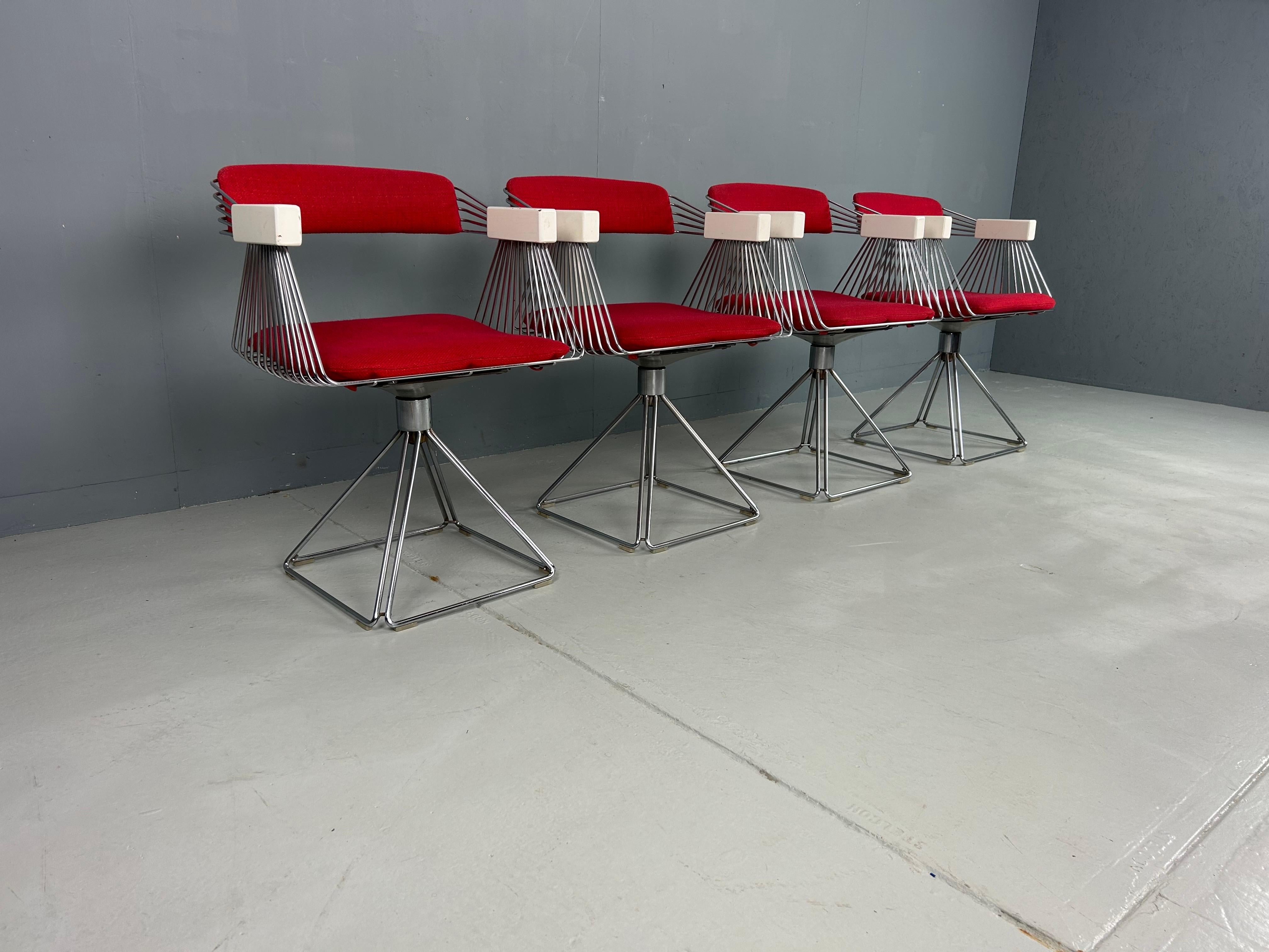 Ein auffälliger Satz von vier Delta-Sesseln, entworfen vom belgischen Designer Rudi Verelst in den 1970er Jahren. Diese skulpturalen Stühle haben ein geometrisches Stahldrahtgestell mit kantigen Linien, die eine raffinierte industrielle Ästhetik zum