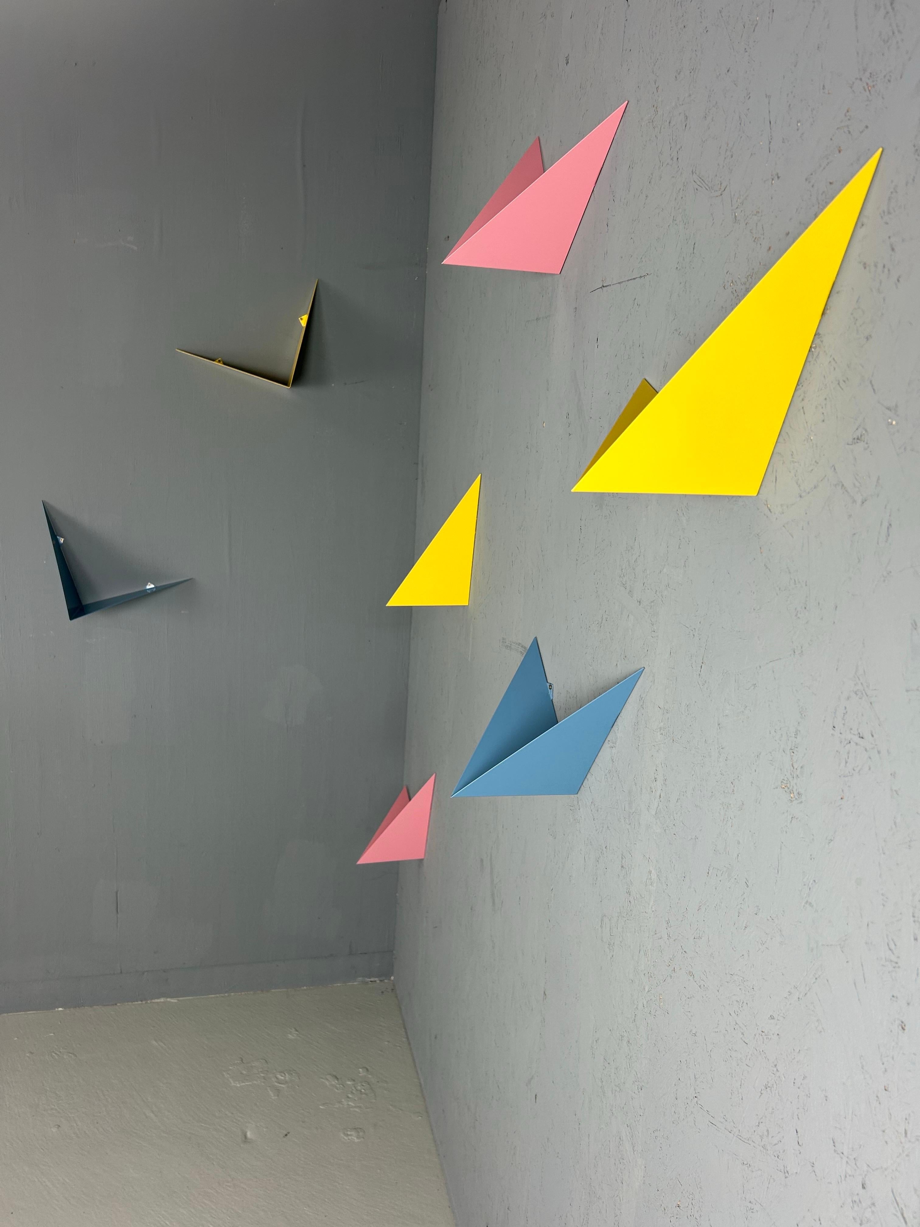 Elegante e funzionale mensola da parete progettata dall'architetto danese Poul Cadovius, noto per le sue innovative soluzioni di archiviazione. Lo scaffale 