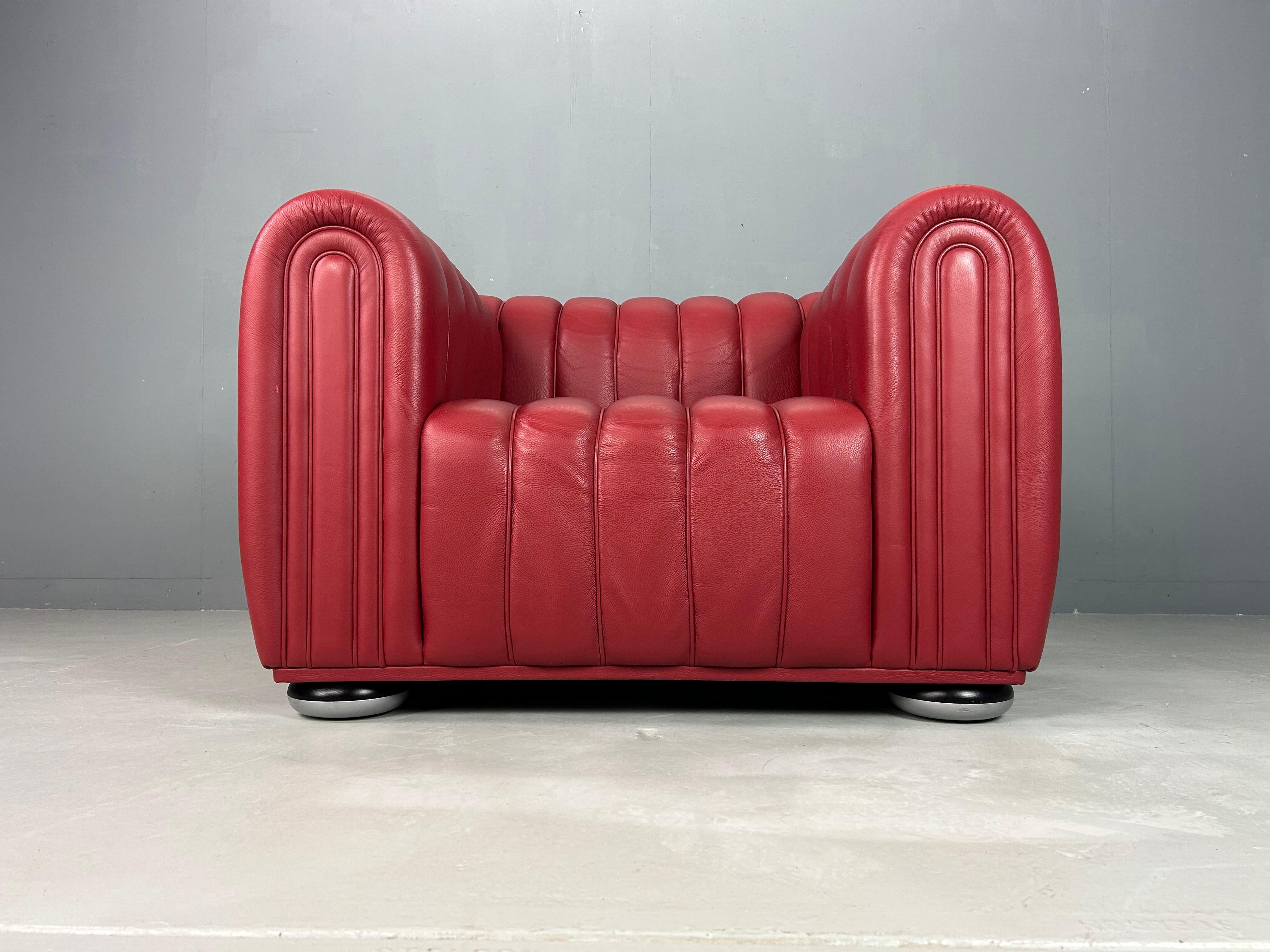Una rara ed elegante sedia da club disegnata da Josef Hoffmann intorno al 1910, che esemplifica la raffinata geometria e lo spirito modernista del movimento Wiener Werkstätte. Rivestita in ricca pelle rossa, questa poltrona dalle proporzioni