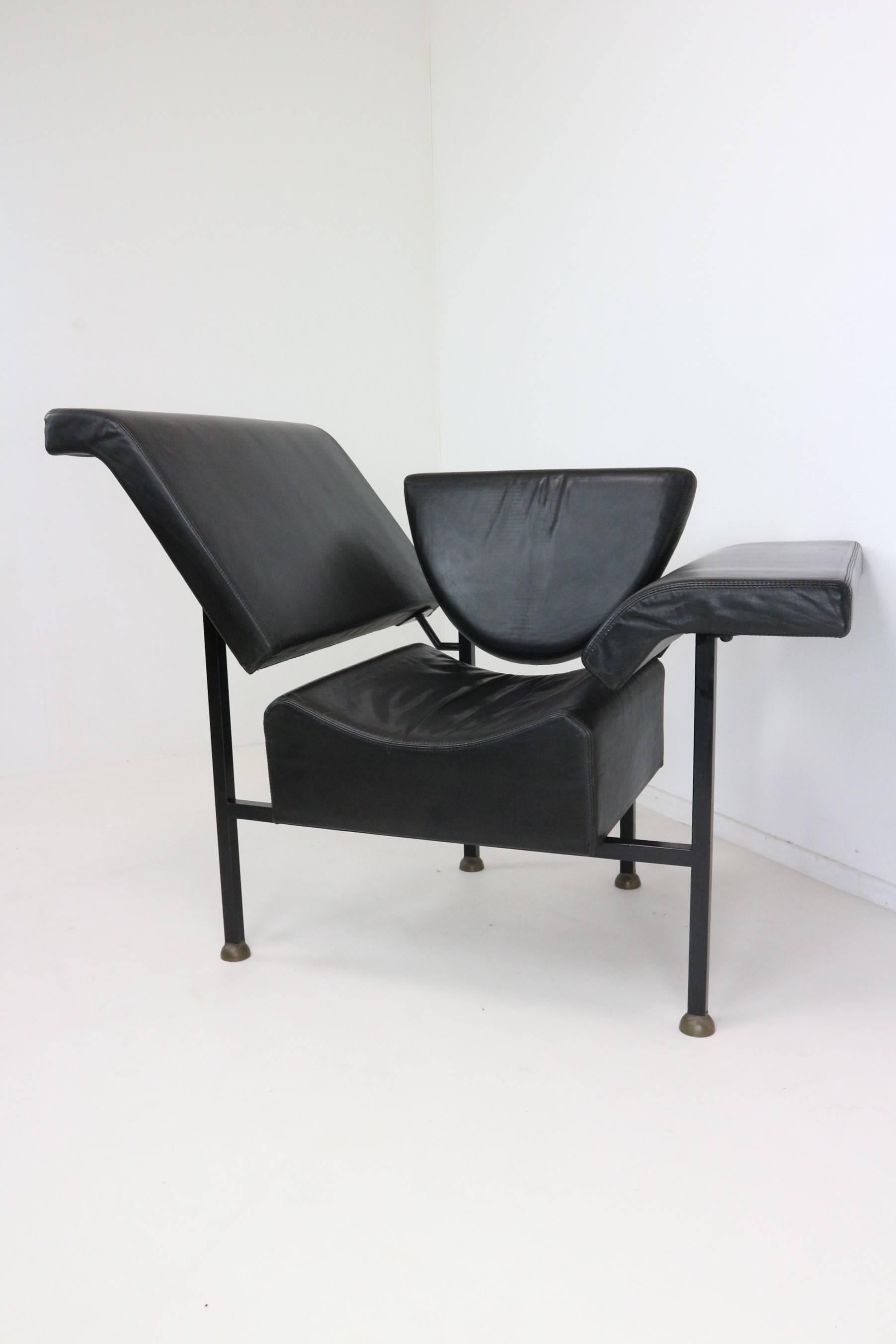 The icon of Dutch design, to find in every book about the post war design. The name and the form referring to the tulip-flower shape as well, connect the armchair with the Dutch roots of the designer. You can seat on this chair or lay down if you