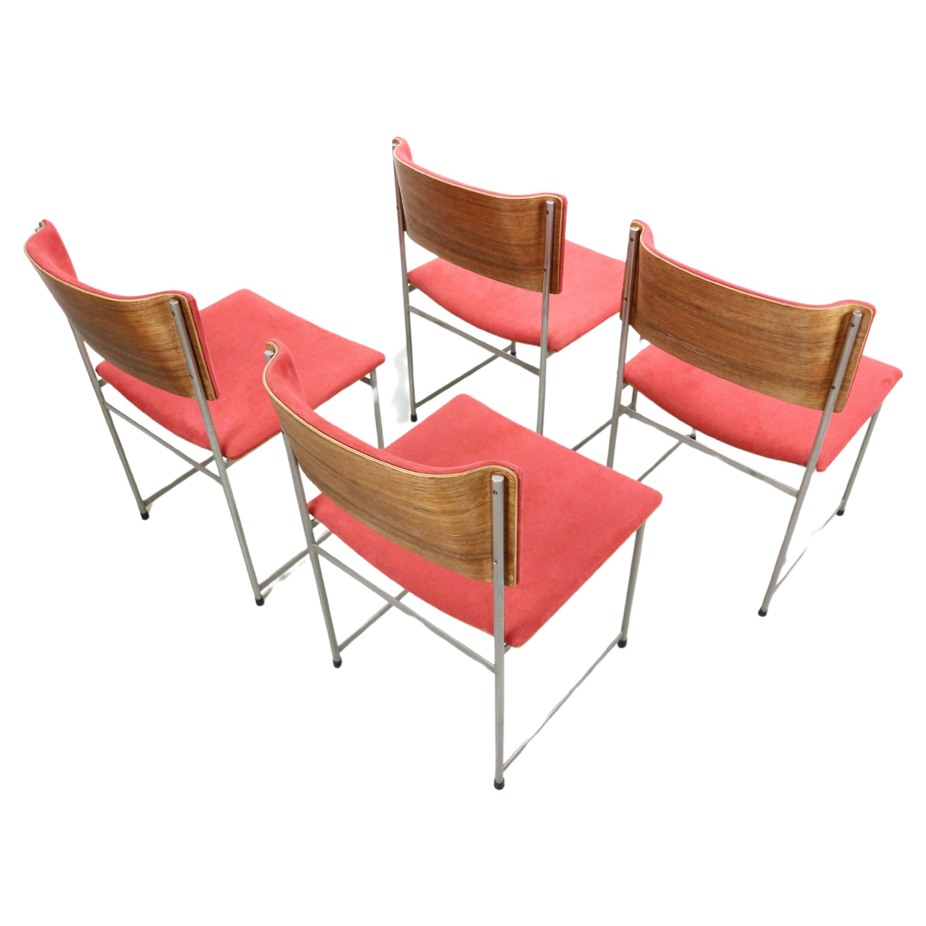 Ensemble de 4 chaises SM08 conçues dans les années 1950 par Cees Braakman pour UMS Pastoe aux Pays-Bas. Structure en métal nickelé et dossier en placage de bois de teck. La sellerie d'origine en alcantara est en bon état, quelques petites bouloches