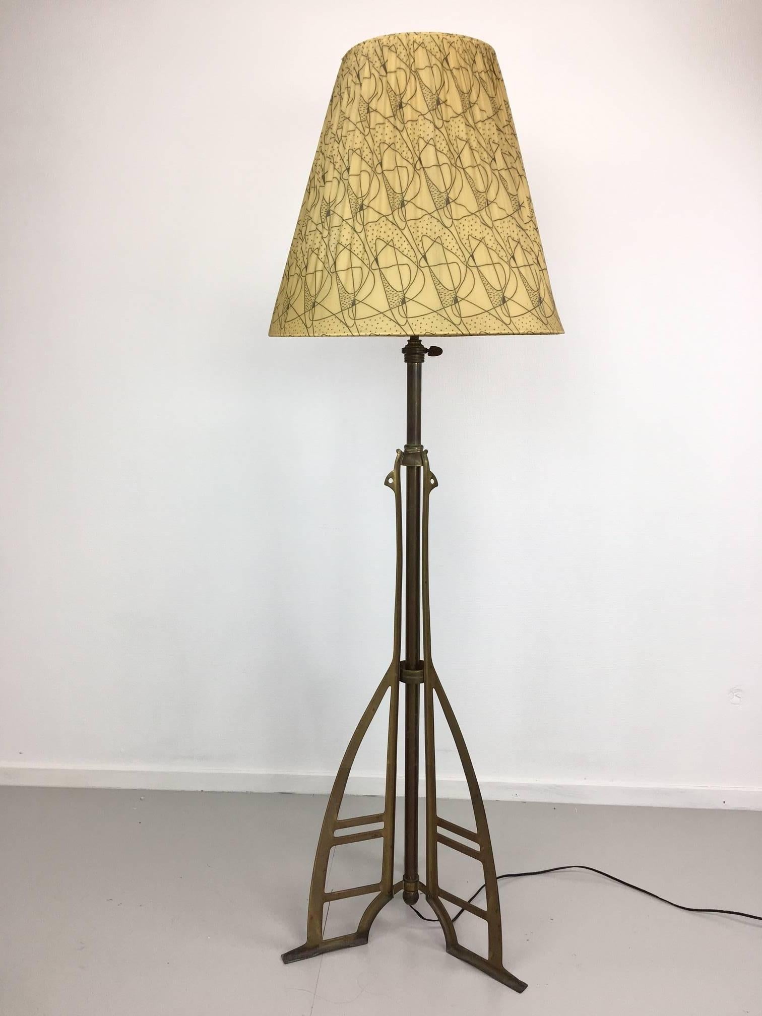 The fabric of the shade has been replaced in this 1950s floor lamp, which was designed in the style of Gustave Serrurier-Bovy. Adjustable in height, up to max. 250 cm

We ship worldwide, do not hesitate to contact us. We inform you about the best