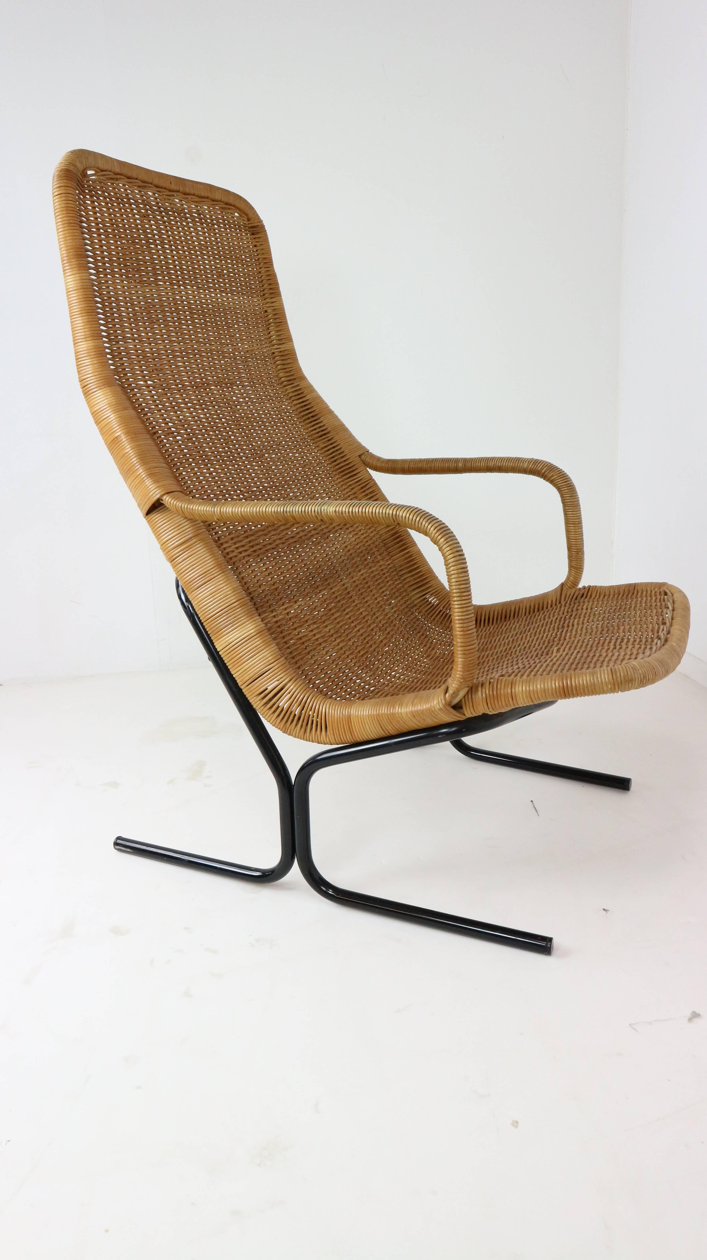 Lounge chair model 514 which was designed by Dirk Van Sliedrecht for 'Gebroeders Jonkers' in 1961 produced by Rohé Noordwolde. The chair features a black painted frame and matching ottoman.