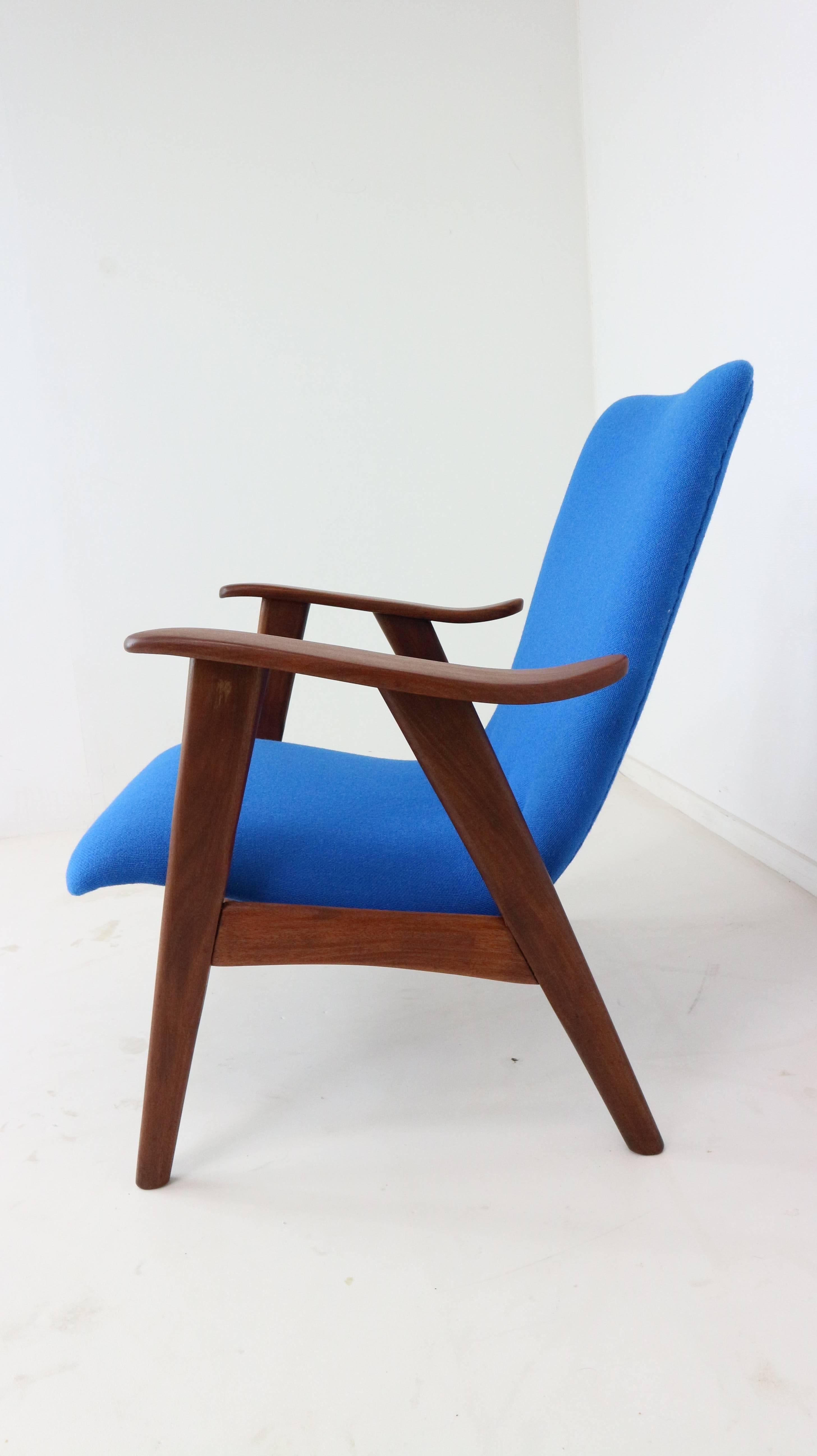This lounge chair comes with a beautiful organic shaped teak frame, in newly upholstered blue Kvadrat fabric. This chair remains in excellent condition with minor signs of wear.