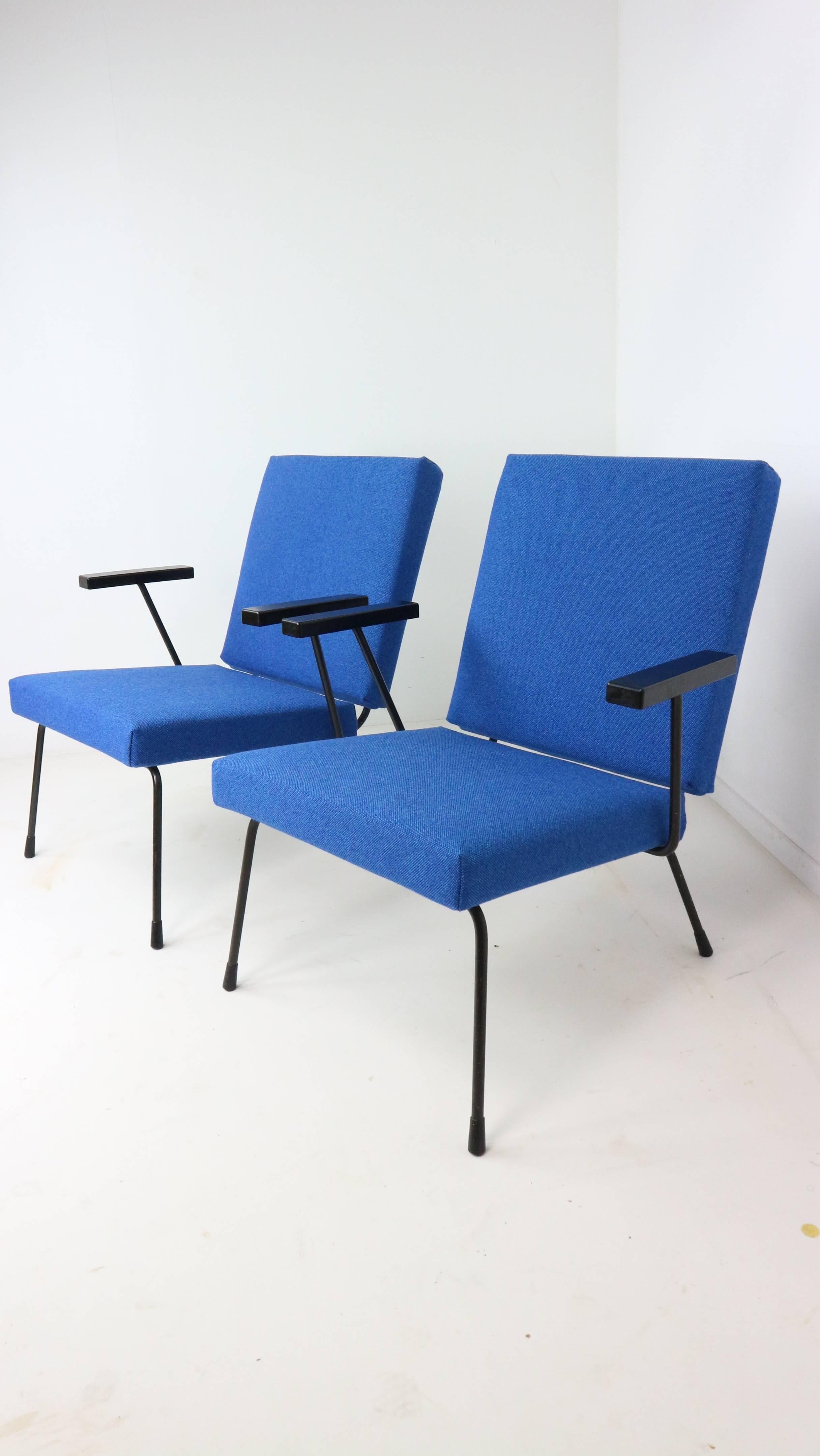 W. Rietveld and A.R. Cordemeyer designed lounge chairs with original black enameled wire frame and bakelite armrests with new matching Kvadrat upholstery.
