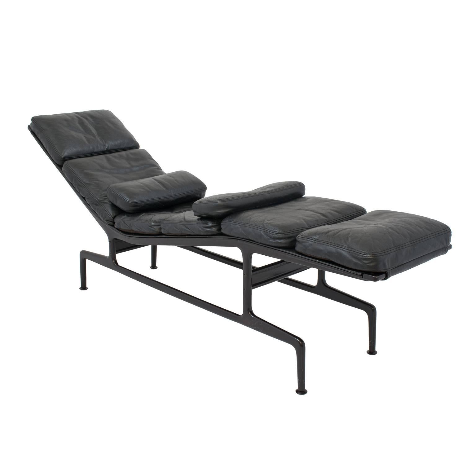 Mid-Century Modern Charles Eames for Herman Miller Chaise for Billy Wilder in Black For Sale