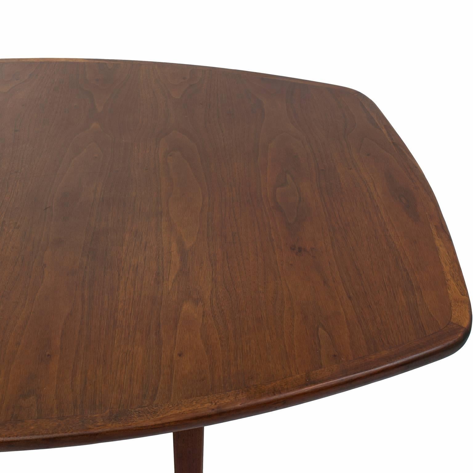 Mid-Century Solid Walnut Dining Table by Dillingham Attributed to Milo Baughman In Good Condition For Sale In Asheville, NC