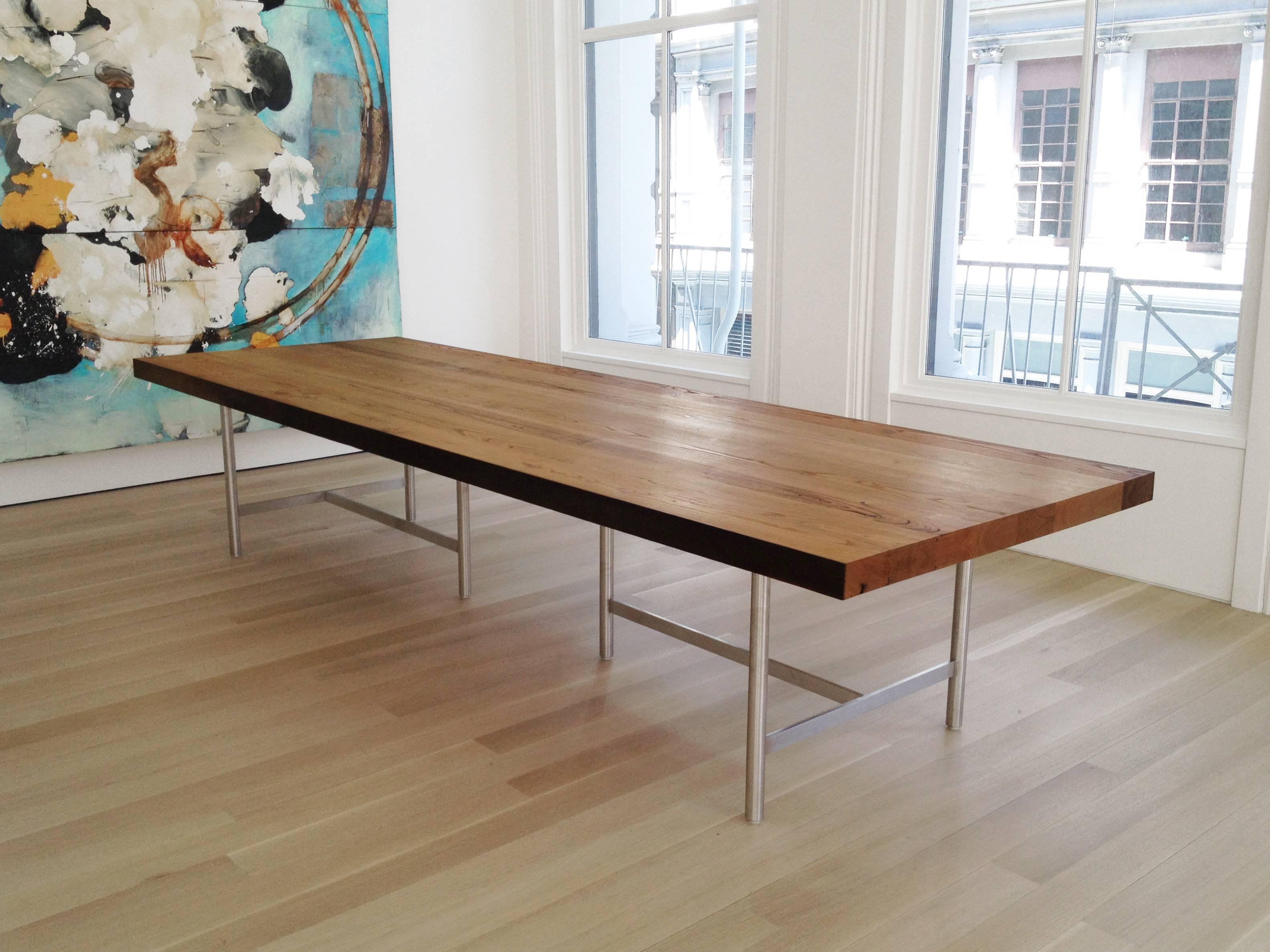 Soho Dining Table in Reclaimed Chestnut, Brushed Stainless Steel Base (Gebürstet) im Angebot