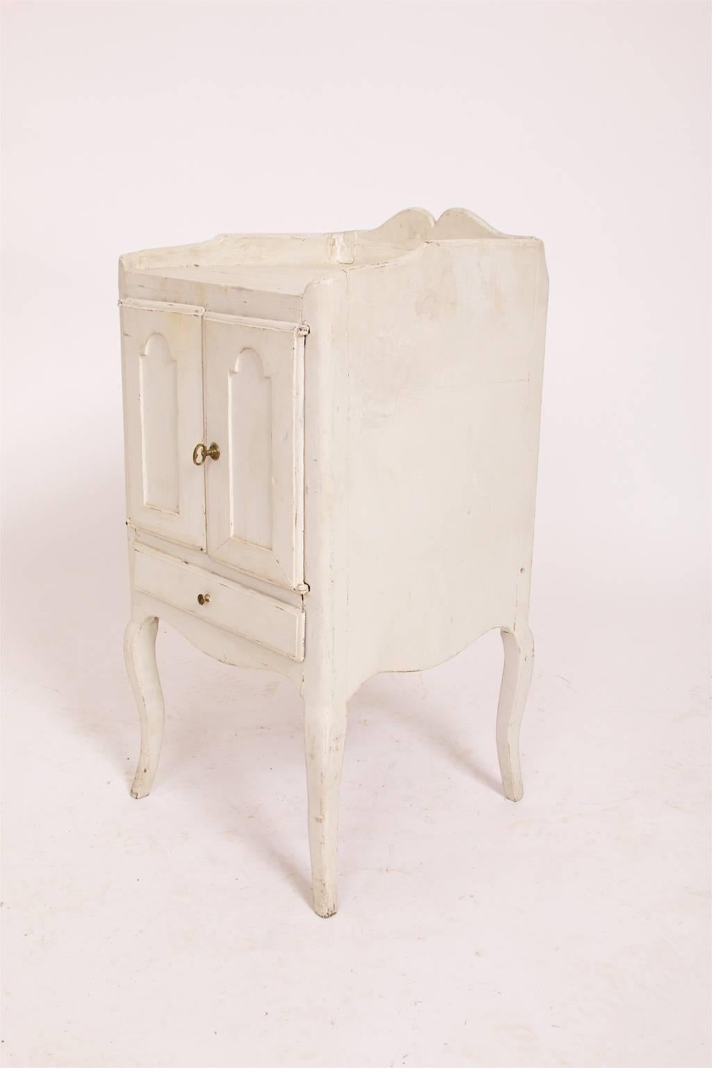 A small very charming cabinet from the 18th century, Sweden. Probably made by a local carpenter in a "fashionable style" The Cabinet is dry scraped to original color and retouched.
Made of wood and paint
   