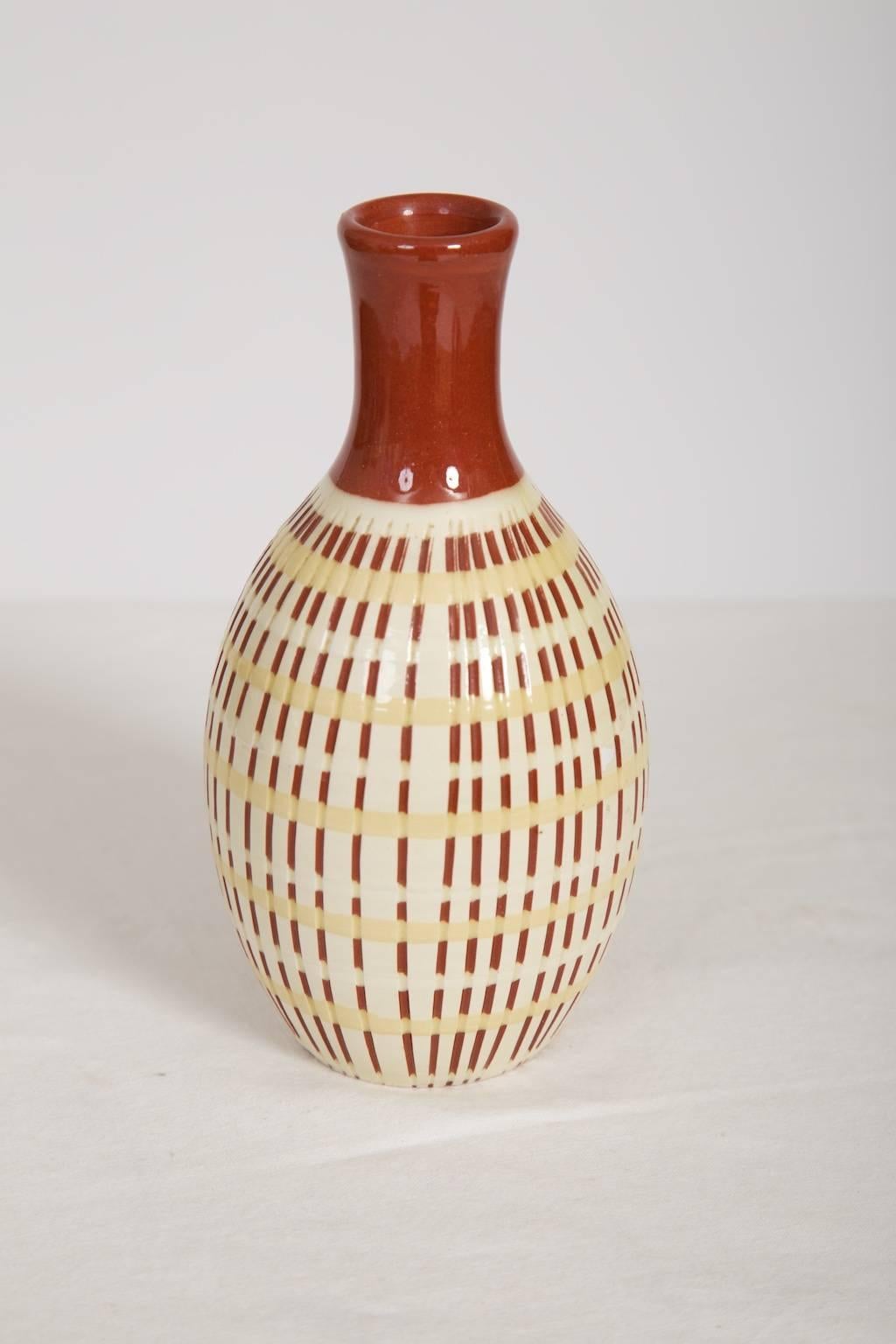 Scandinavian Modern A Small Beautiful Vase by Anna Lisa Thomson, Swedish Ceramic, 1940´s. Sweden.