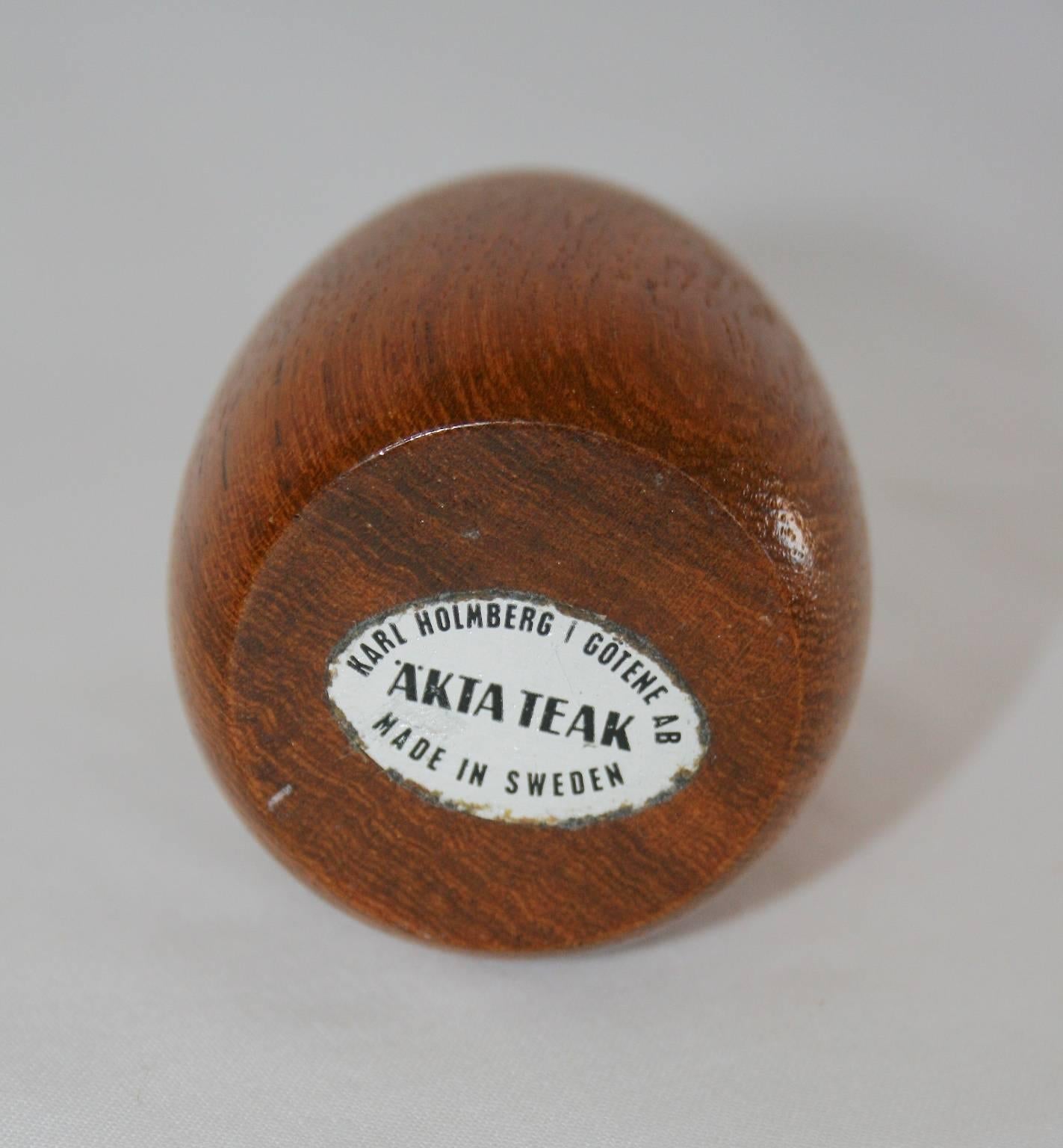 A very charming small rare teak bowl. Design by Karl Holmberg in Götene, Sweden.

Measuring only 8.2 centimeters it is a wonderful small decorative objects that fits everywhere and lightens up any space with the wonderful feeling of good