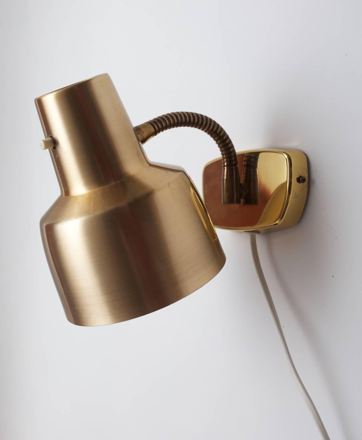 Scandinavian Modern Wall Lamp in Brass and Anodized Aluminium, Sweden 1960s from Armaturhantverk For Sale