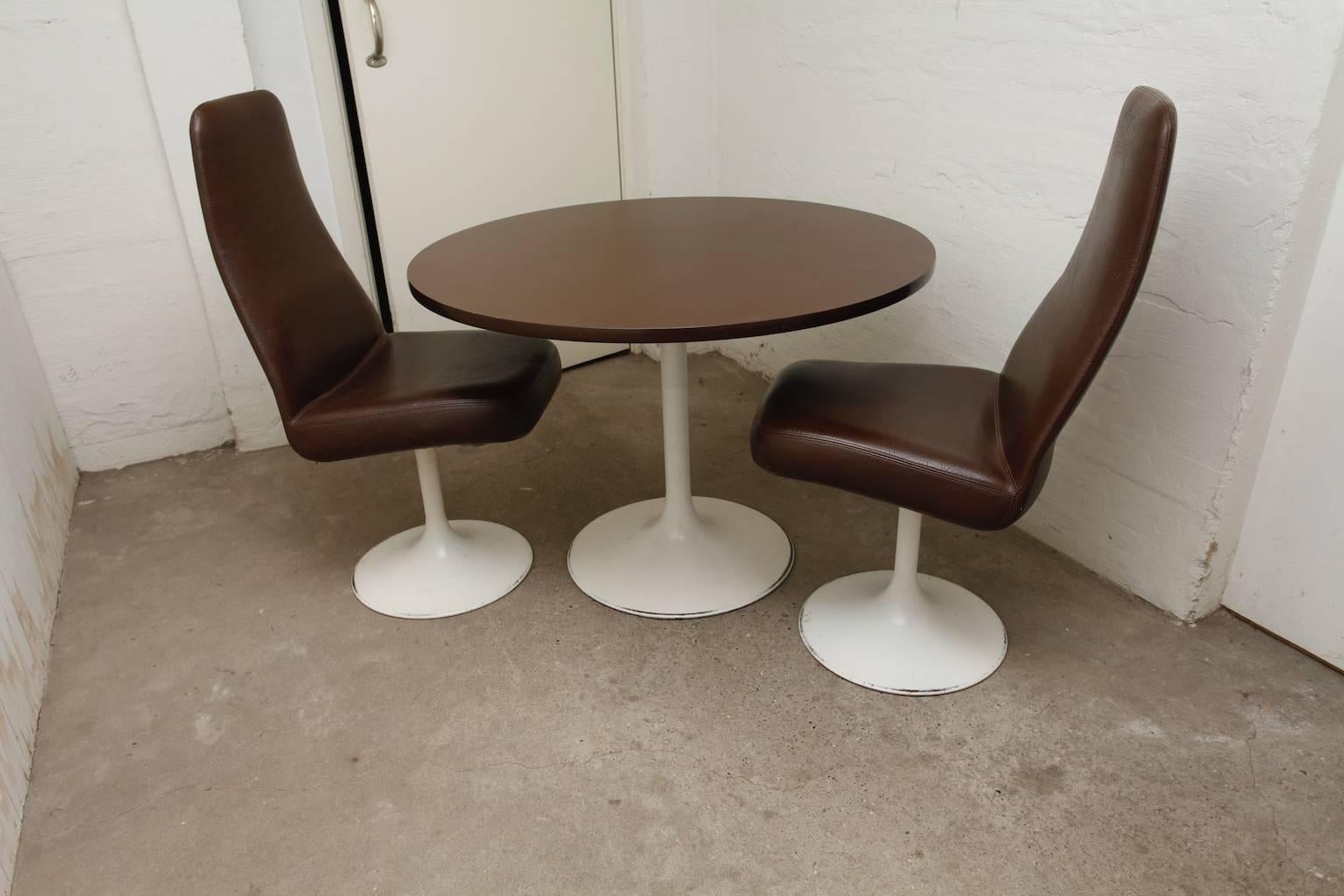 Two cool chairs with matching table and tulip foot by Johanson Design, Sweden, 1970s. This epitomizes Swedish hip design of the 1970s.
Johanson Design in Markaryd Sweden was a big producer of very cool furniture.
The chairs is in very good