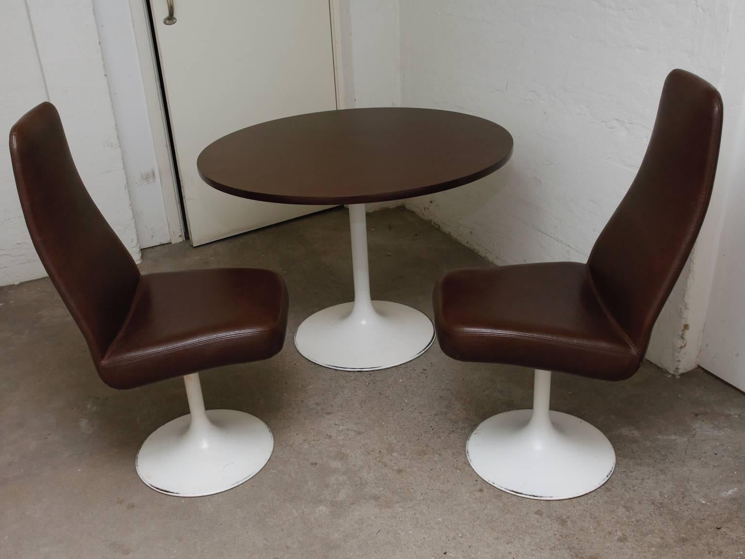 Scandinavian Modern Two Chairs with Matching Table and Tulip foot by Johanson Design, Sweden, 1970s For Sale