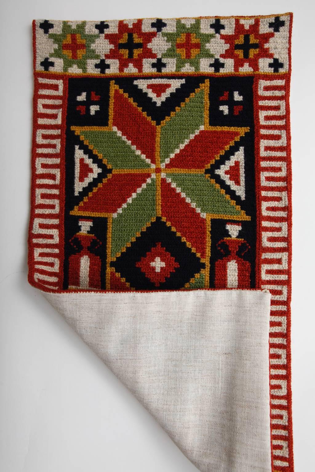 A beautiful handmade Swedish wool and linen "Agedyna" from Ingestads Härad in the province Skåne in south of Sweden probably made in the beginning of the 1900s.
Linded on the back with linen. The main motif on this piece is two stars