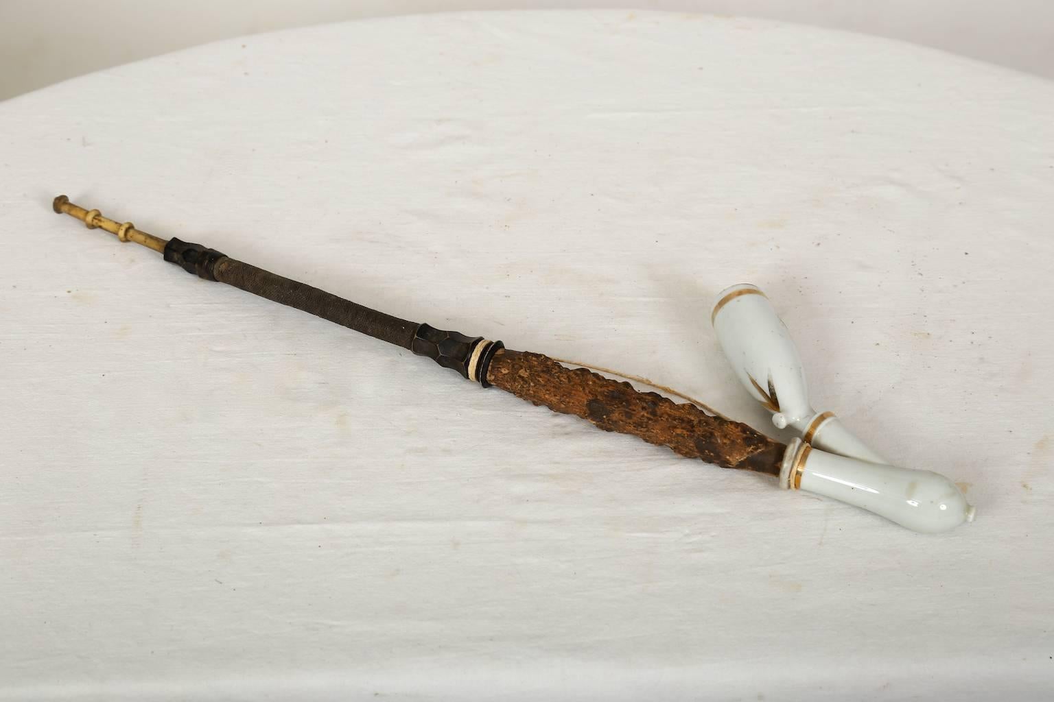 A very decorative porcelaine tobacco pipe, most likely Swedish from the 19th century. This specimen is in fine condition with only a minor damage to the mouthpiece.