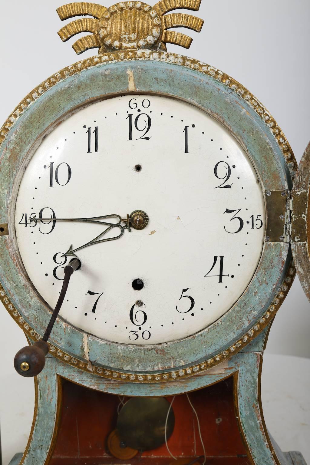 A very charming wall hanged Empire clock by Zachris Persson, Sweden, early 19th century, original paint. Light blue in color, red interior.
With small windows om the side so it can be inspected easily.