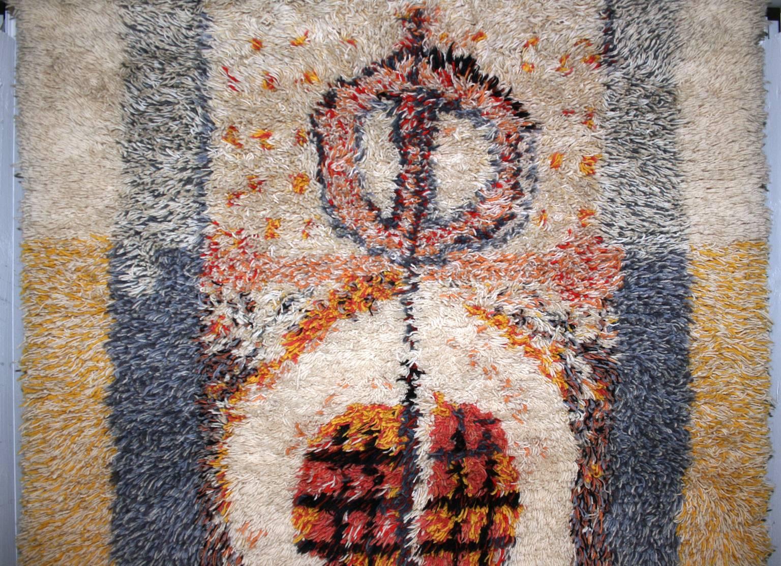This is a very beautiful vintage carpet by Leena Kaisa Halme (born in Helsinki, 1940) is titled Kehrä or the Pulley. This is a wall hanged carpet this not worn and in very good condition. Thus there are sewn channel on the top and fringes on the