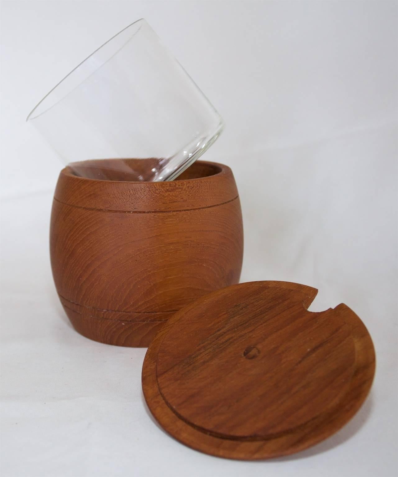 A very nice everyday ware, a Swedish teak jar with inner cup made of glass. Marked and produced by Ståko. - Stålkompaniet, 1960s-1970s. The inner glass cup is very practical and can be removed to be cleaned of its content. The lid has a cut-out