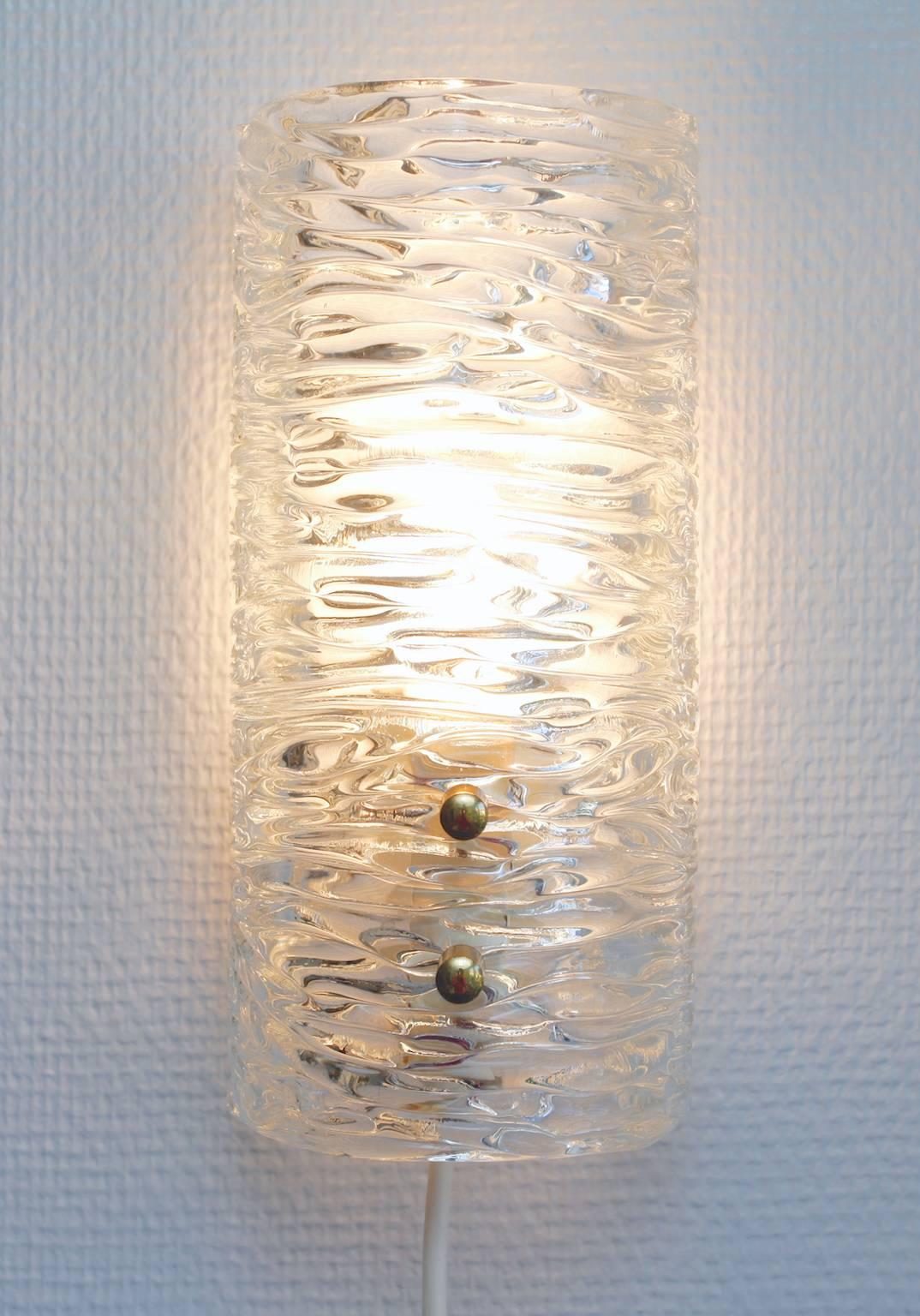 A single Orrefors Scandinavian Modern textured ice glass sconce by Gunnar Fagerlund, Sweden 1960´s. Mounted with brass fittings on a metal plate.
This piece works very well in pairs as a single item.

Designed by Carl Fagerlund (1915-2011) for