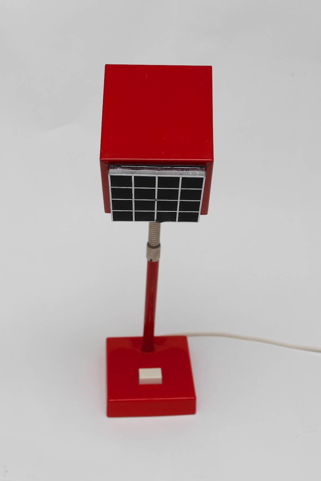 Red table lamp 'Elidus' by Hans-Agne Jakobsson, Markaryd, Sweden.
The grid in front of the bulb is removable (see images).
Full metal body, bendable neck. The size is 41 cm high and the foot is 10 x 11 cm.
We also have the same lamp in brown.