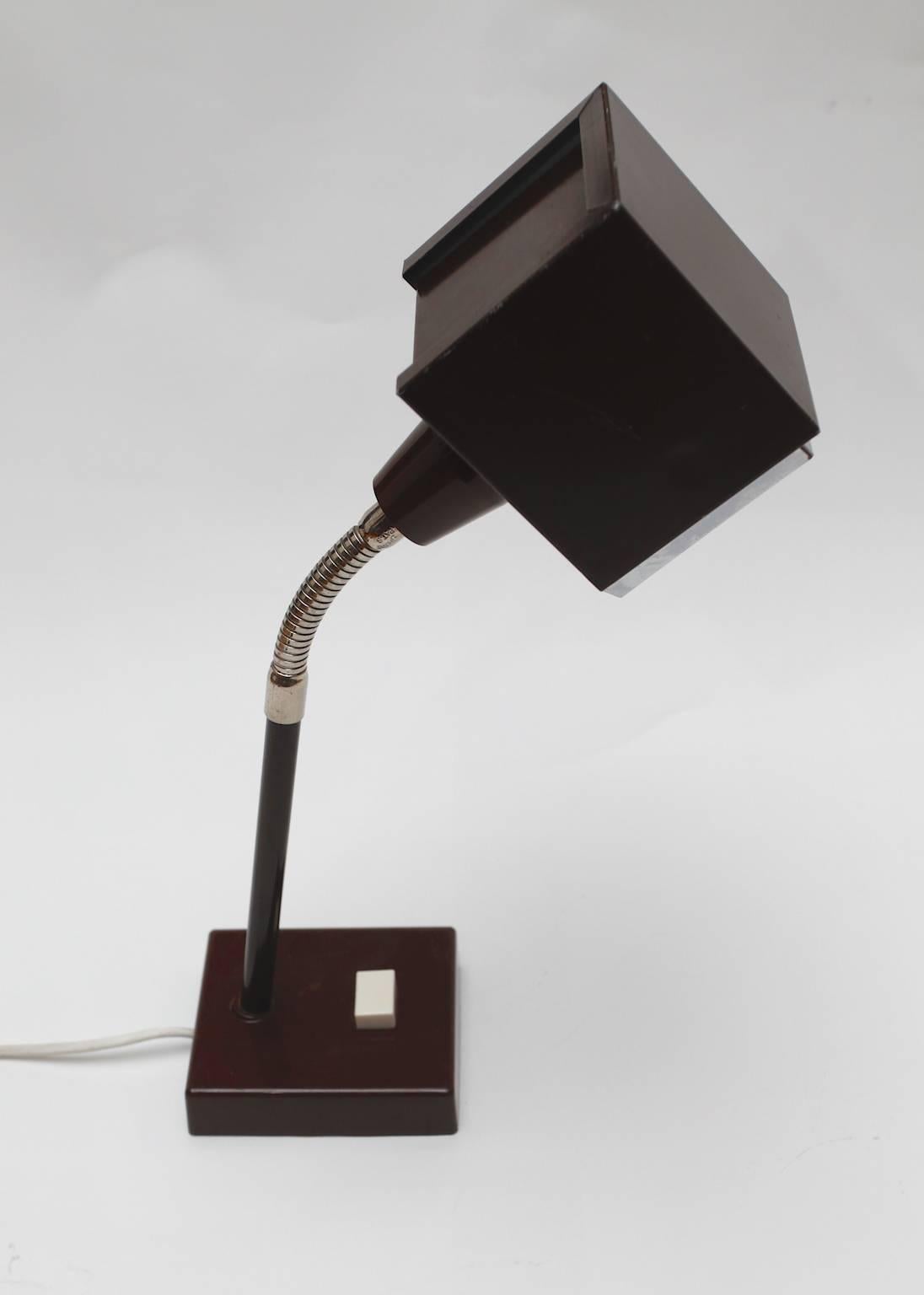 Brown table lamp, Elidus by Hans-Agne Jakobsson, Markaryd, Sweden.
The grid in front of the bulb is removable (see images).
Full metal body, bendable neck. The size is 41 cm high and the foot is 10 x 11 cm.
We also have the same lamp in red.