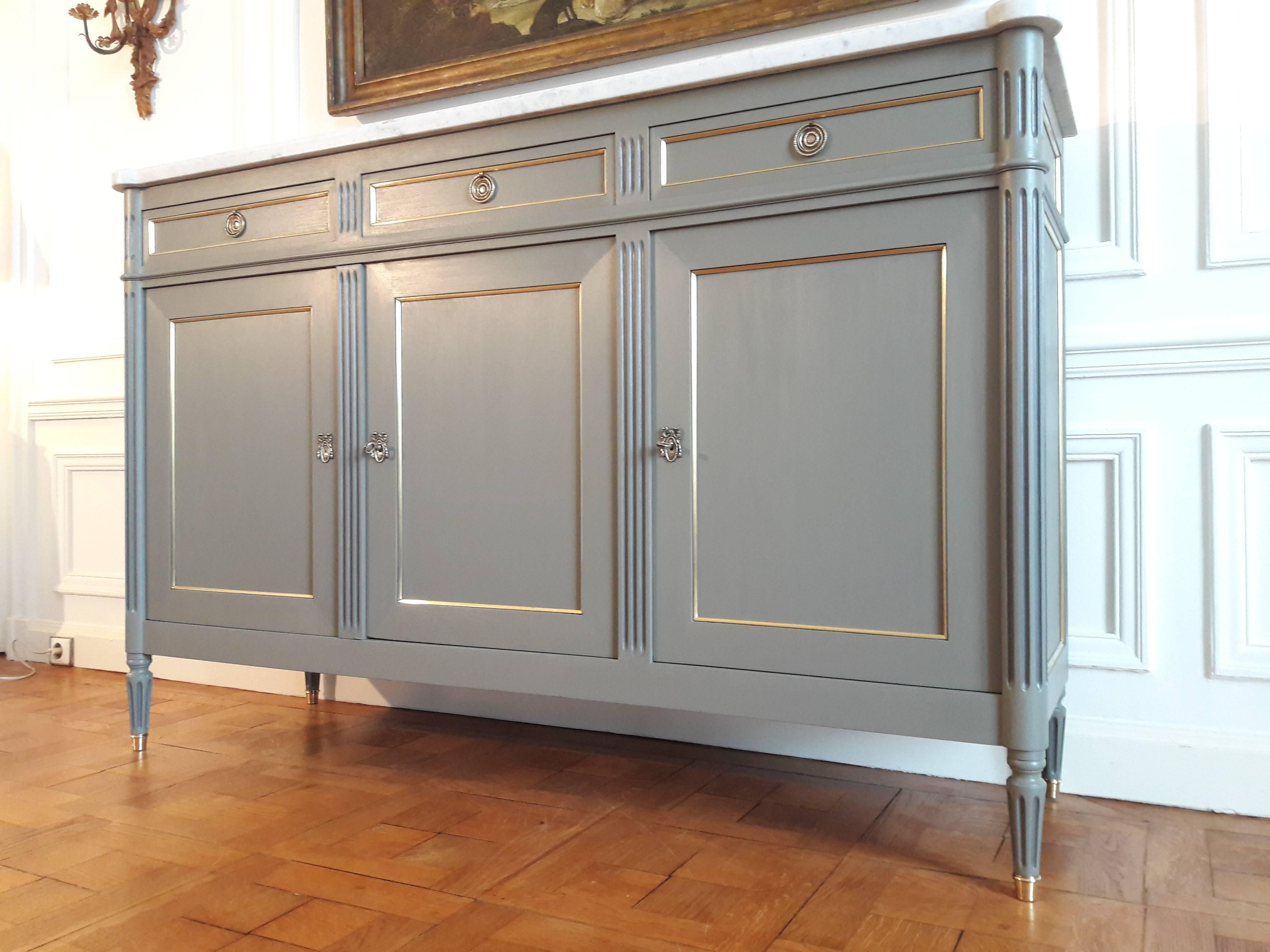 Antique French, Louis XVI style buffet topped with a superb white Carrara marble, fluted legs finished with golden bronze clogs.
Three dovetailed drawers and doors with brass details and keys.