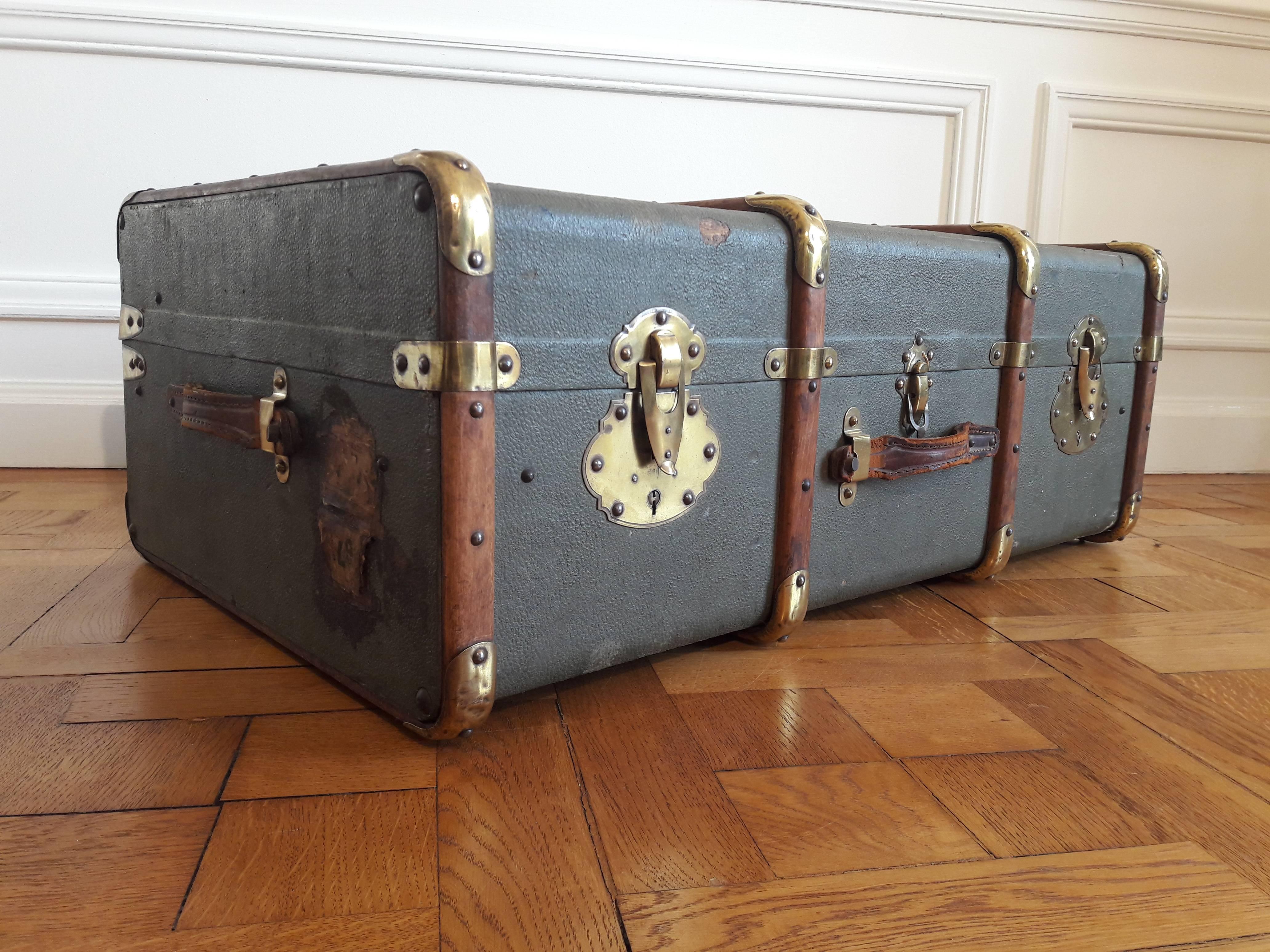 Old trunk of the French army, green leather with the initials of the soldier RW, in a good state of preservation, with all the original fittings and vintage leather handles. Very rare and beautiful object of decoration.
