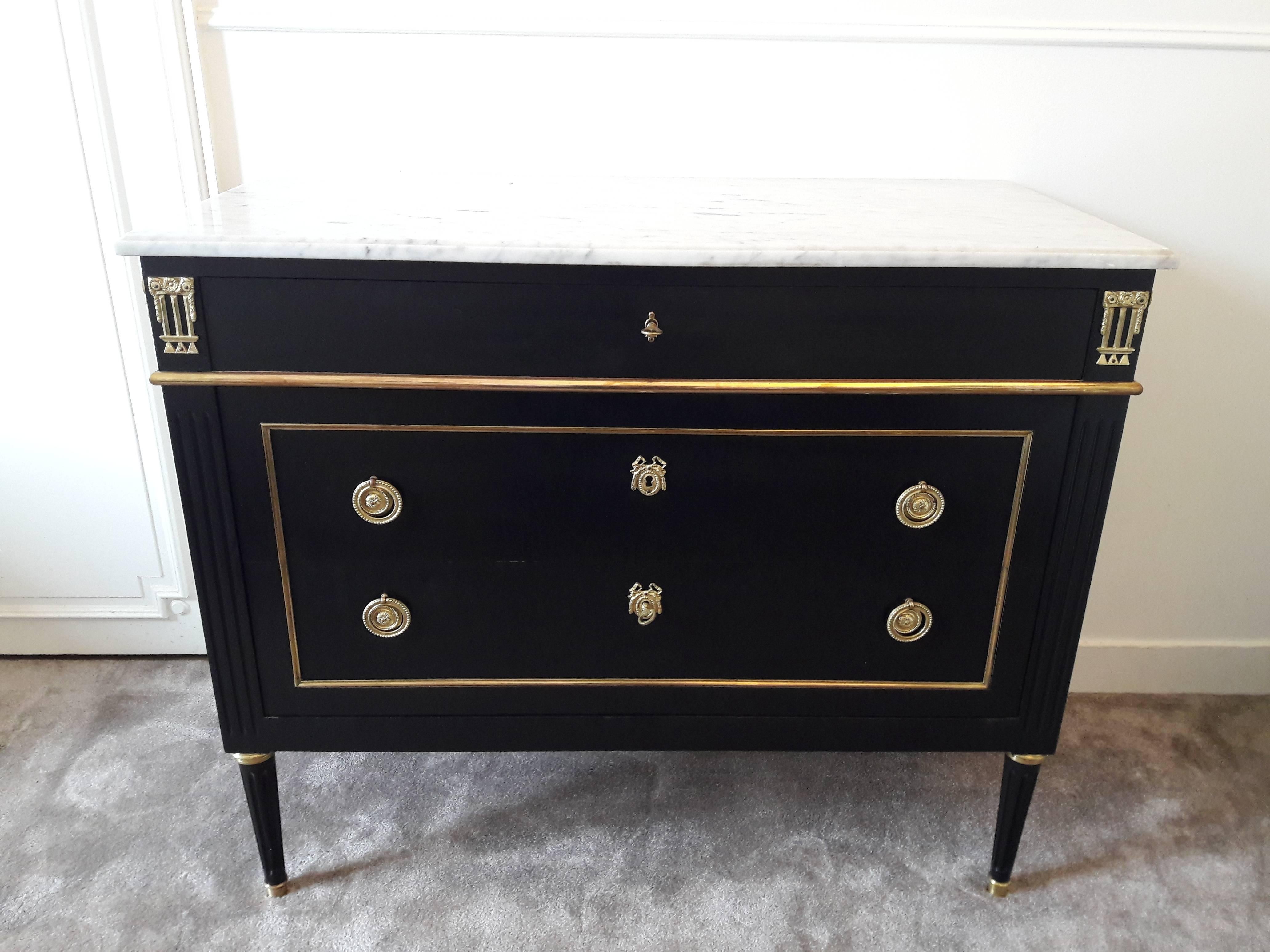 Antique French, Louis XVI style chest of drawers topped with a white Carrara marble, fluted legs finished with golden bronze clogs. Three dovetailed drawers with bronze and brass details.
The first finer drawer is also more discreet.
The woodworking