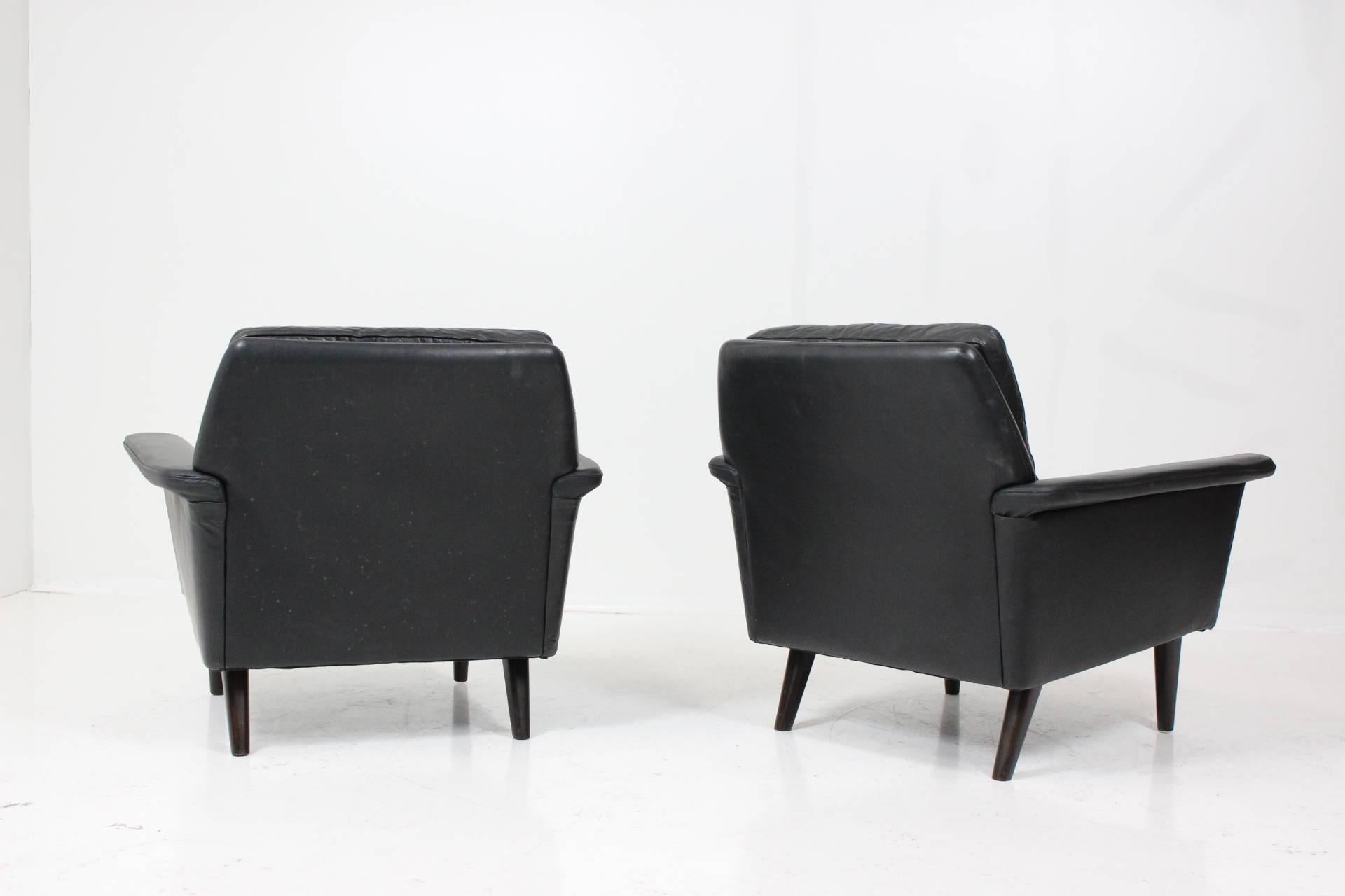 Scandinavian Modern Pair of Hans Olsen Lounge Chairs in Black Patinated Leather