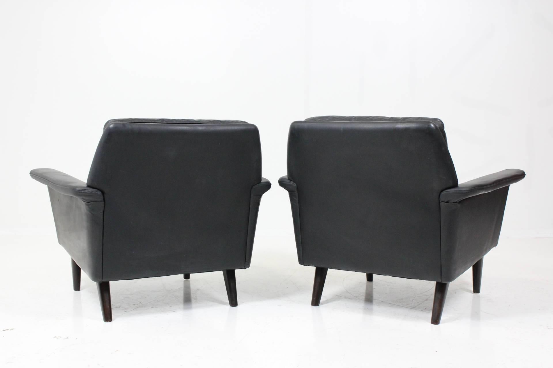 Pair of Classic Mid-Century design lounge chairs in black leather by Hans Olsen. Partly restored, new armrests leather upholstery, minor signs of wear, overall good condition.