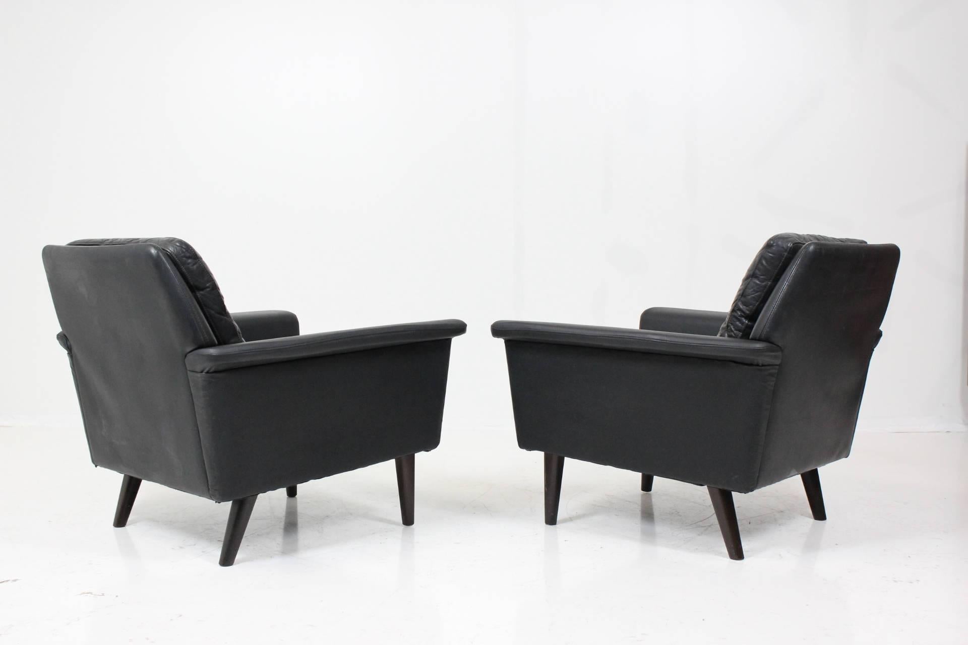 Mid-20th Century Pair of Hans Olsen Lounge Chairs in Black Patinated Leather