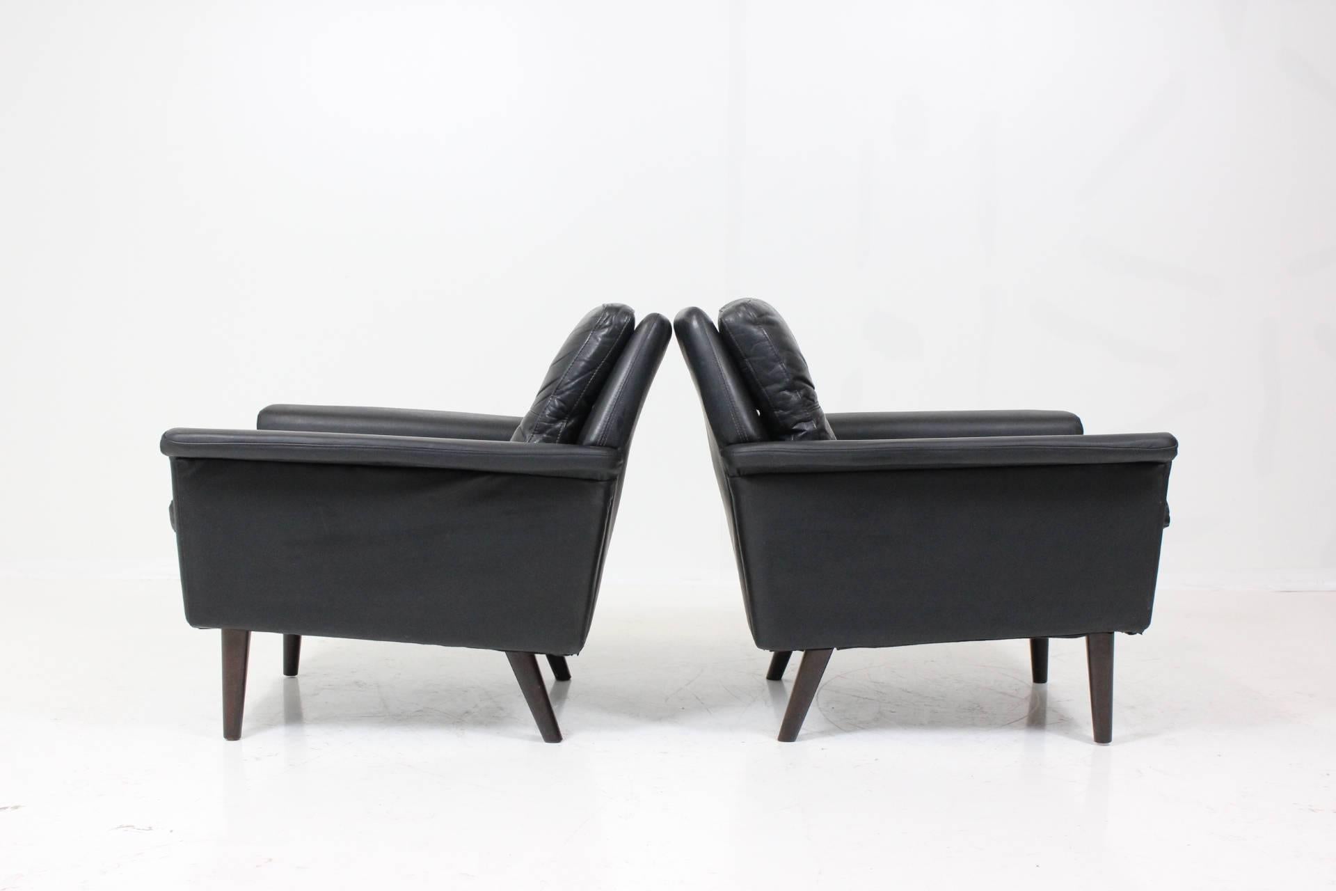 Pair of Hans Olsen Lounge Chairs in Black Patinated Leather In Good Condition In Praha, CZ