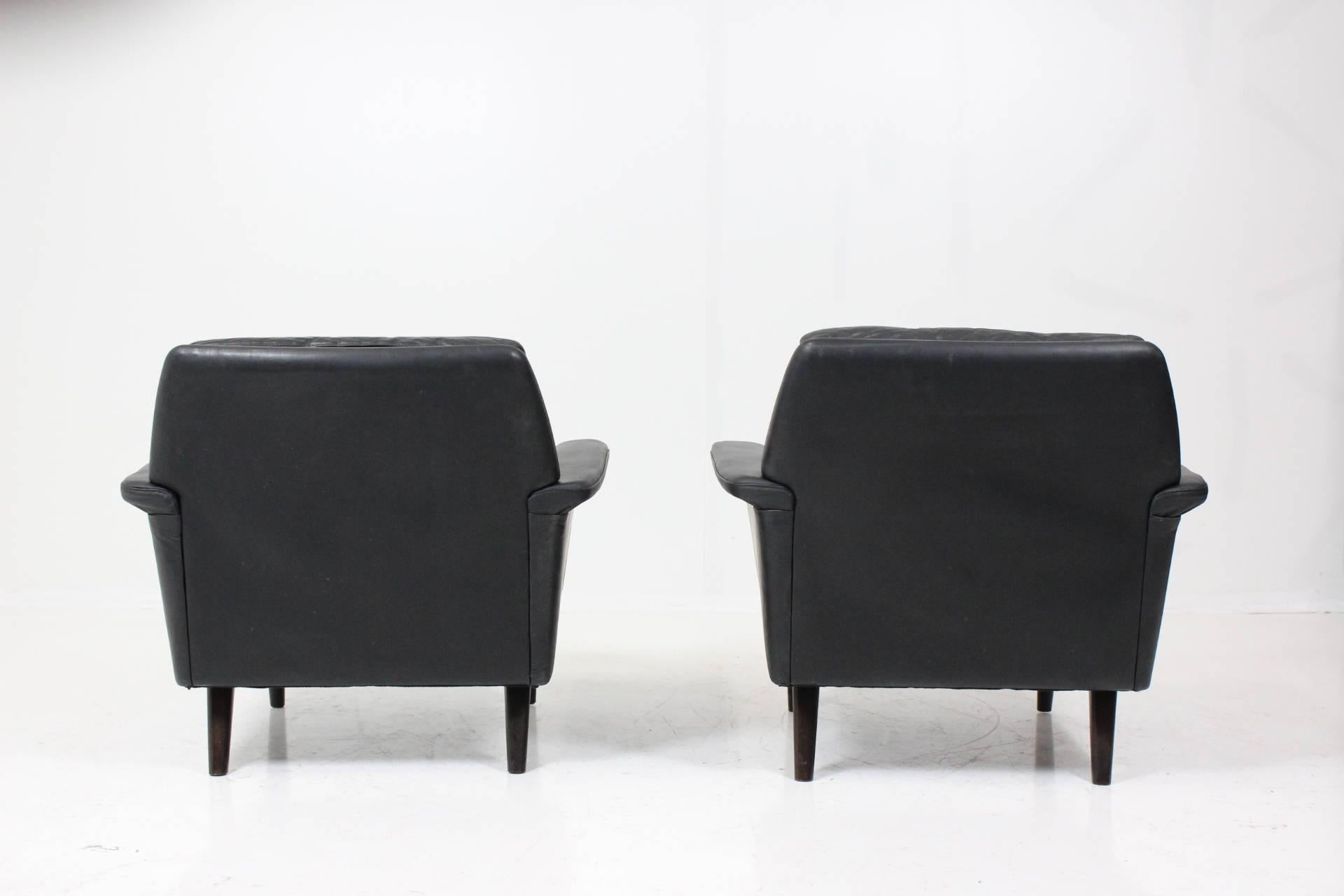 Pair of Hans Olsen Lounge Chairs in Black Patinated Leather 1