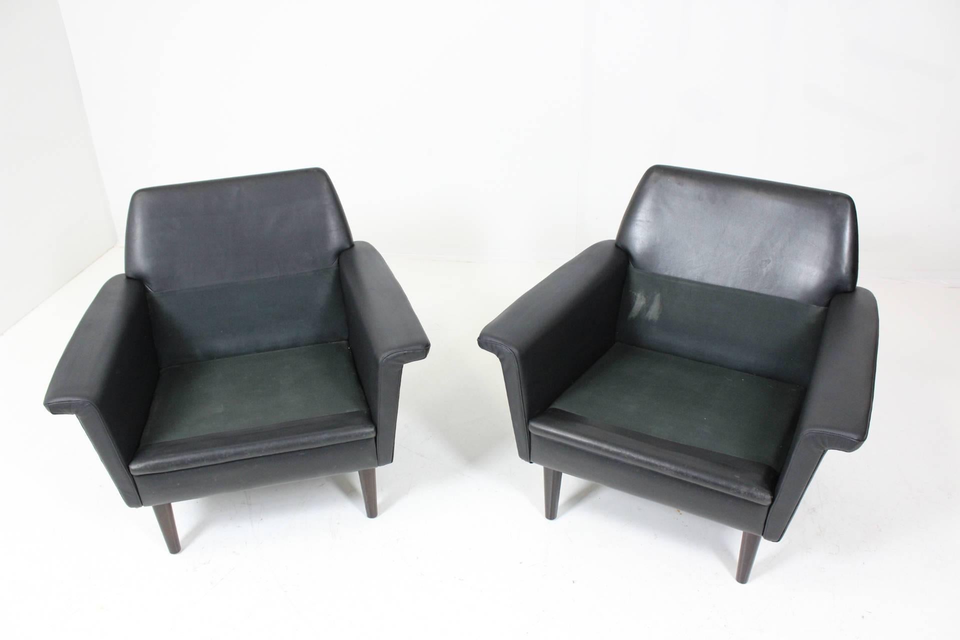 Pair of Hans Olsen Lounge Chairs in Black Patinated Leather 2