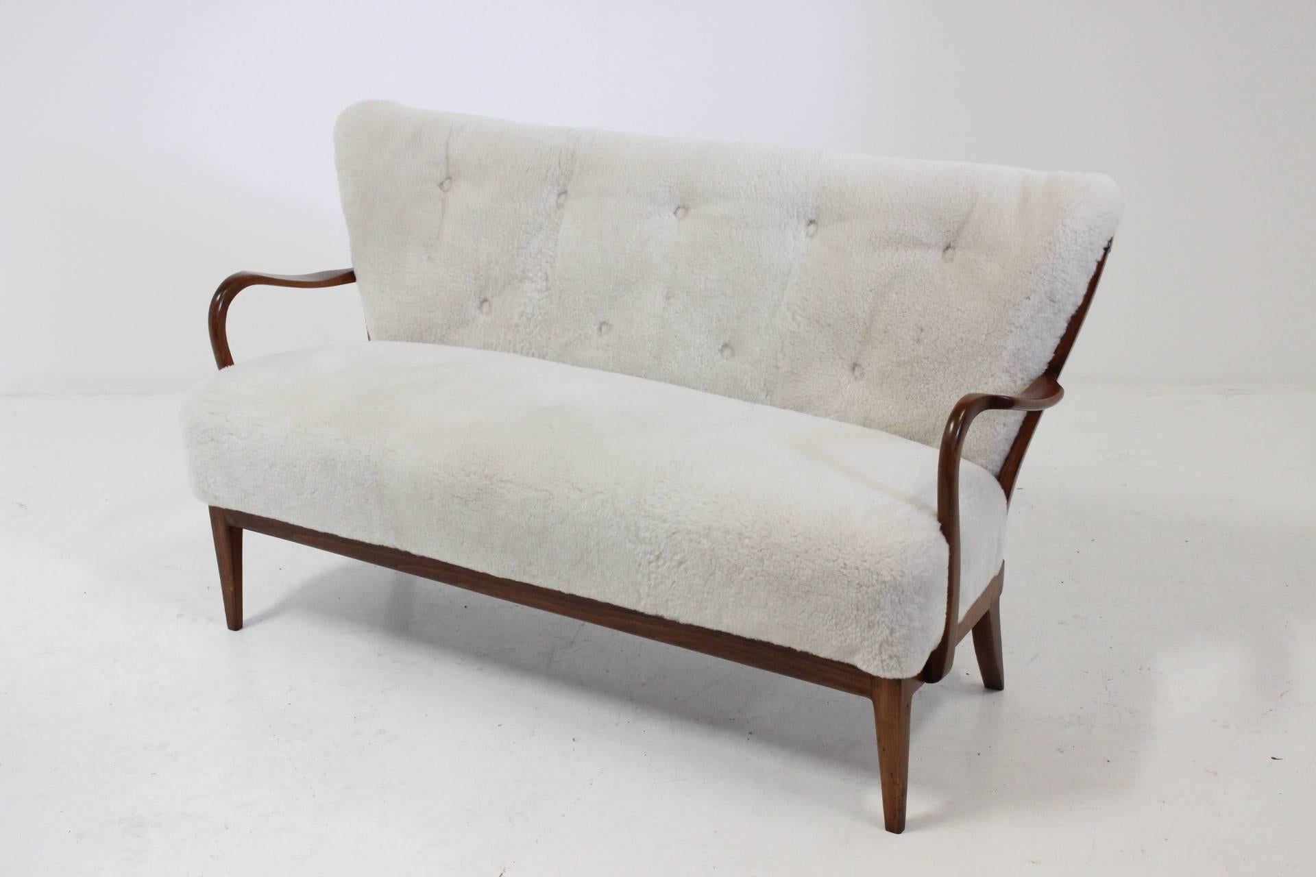 Beautiful wooden sofa in sheepskin upholstery suitable for open spaces.
The sheepskin were carefully selected and their weren't chemically treated (to be more white). The wooden frame was carefully restored.