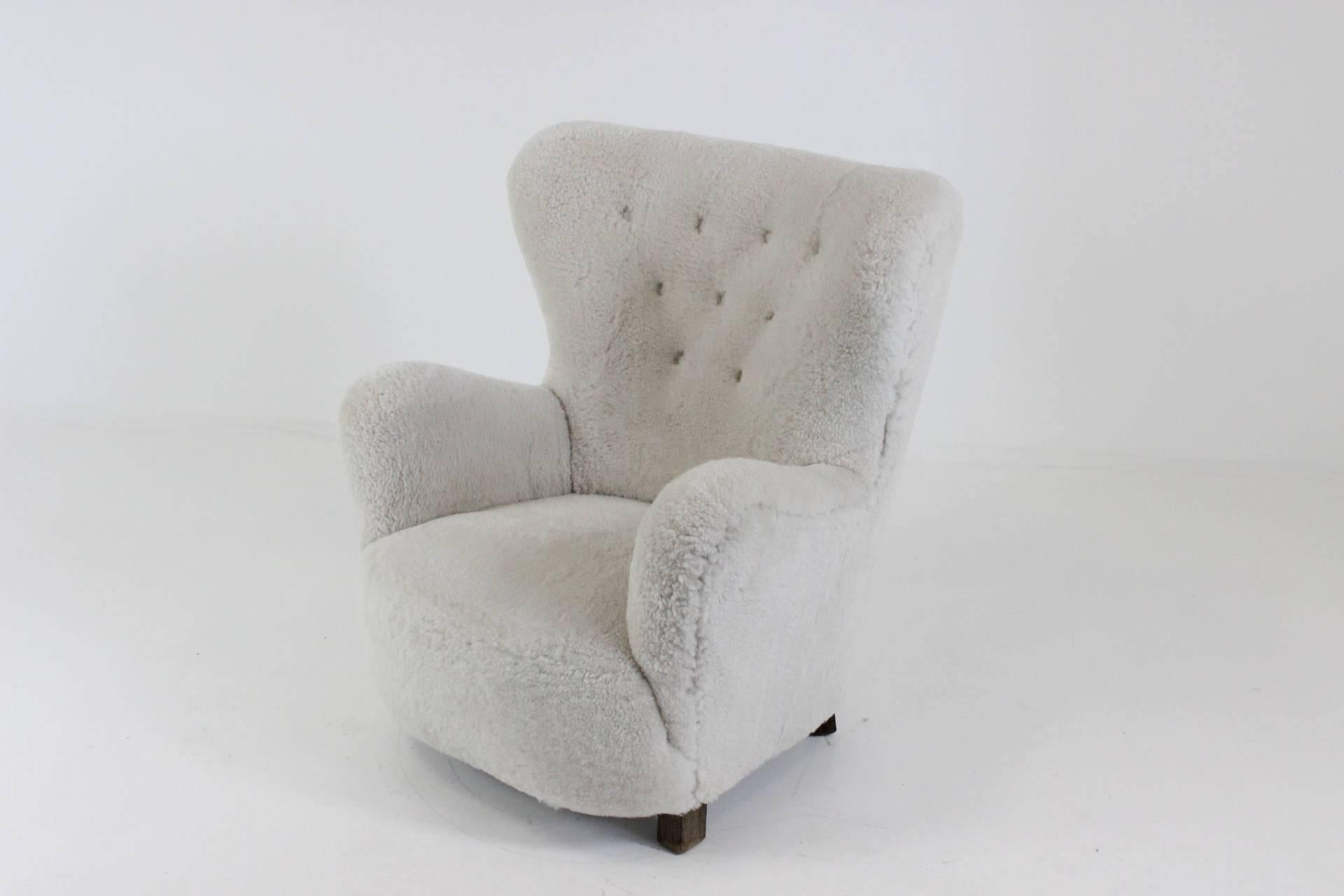 Beautiful Scandinavian wingback chair in sheepskin upholstery.
The sheepskin were carefully selected and their weren't chemically treated (to be more white).
