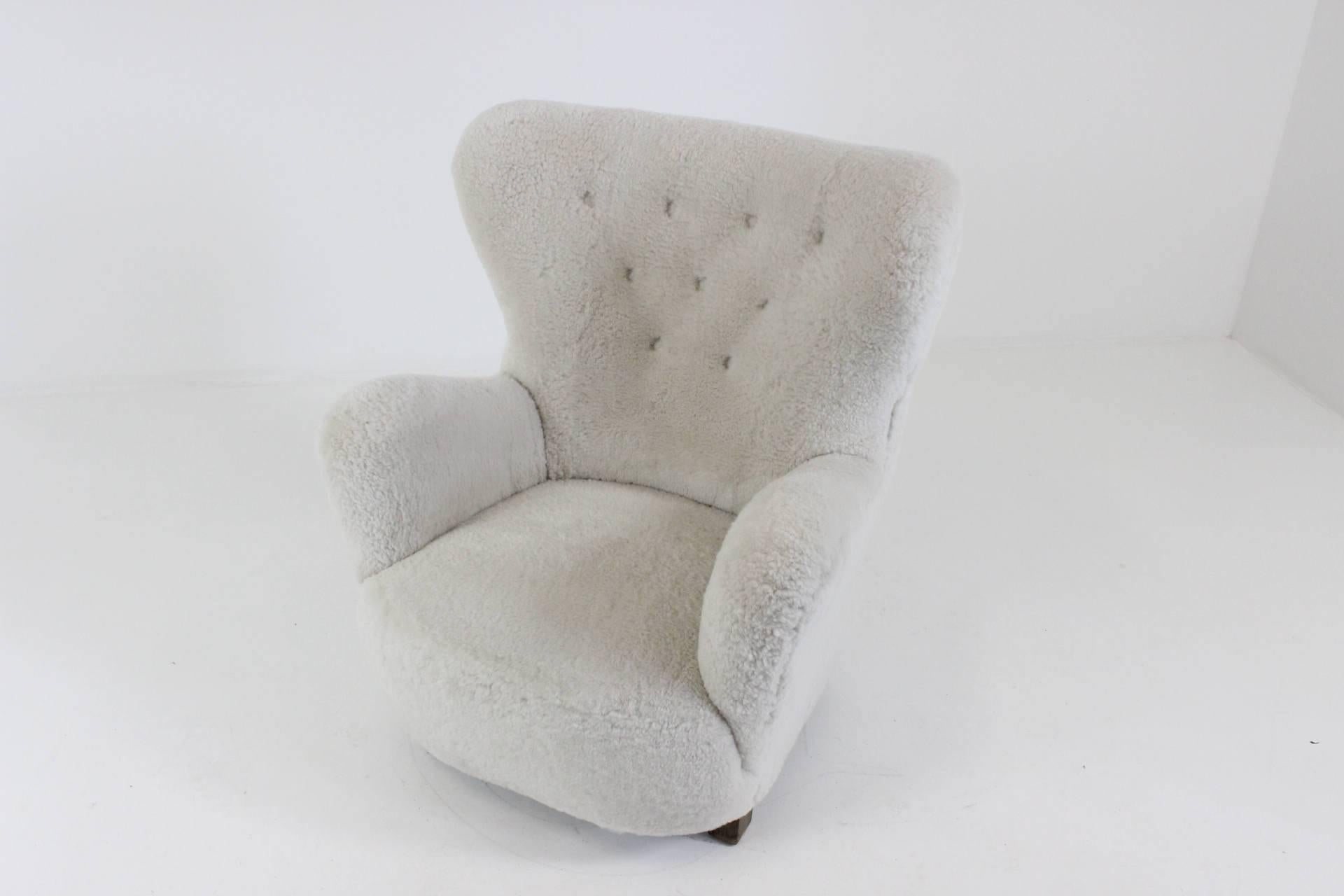 Scandinavian Modern 1940s Danish Wingback Lounge Chair in Natural White Sheep Skin