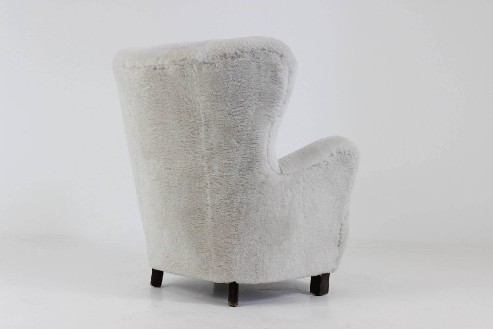 1940s Danish Wingback Lounge Chair in Natural White Sheep Skin In Excellent Condition In Praha, CZ