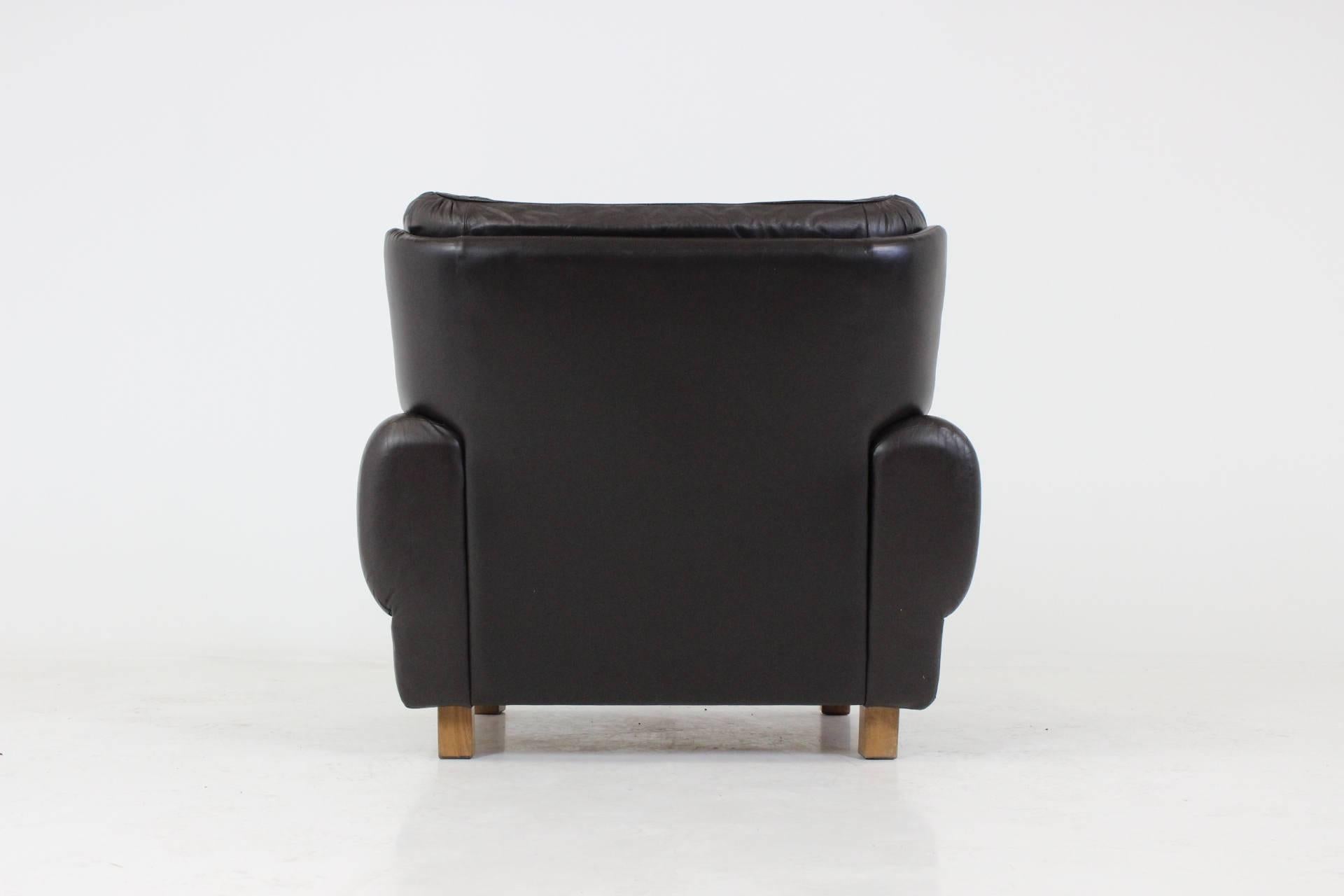 Czech Brown Leather Armchair from Vyber, 1970s In Good Condition For Sale In Praha, CZ