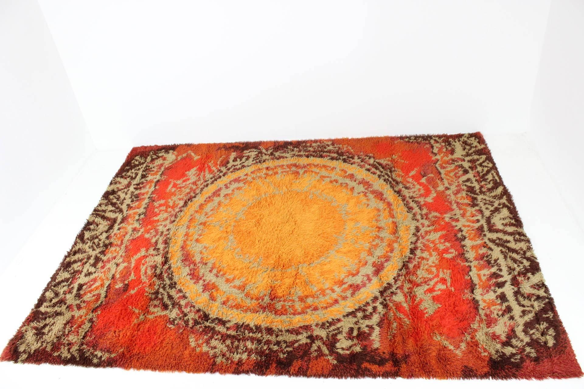 Beautiiful design rug with brigt and nice colours in a very good condition in style of Ege Rye.